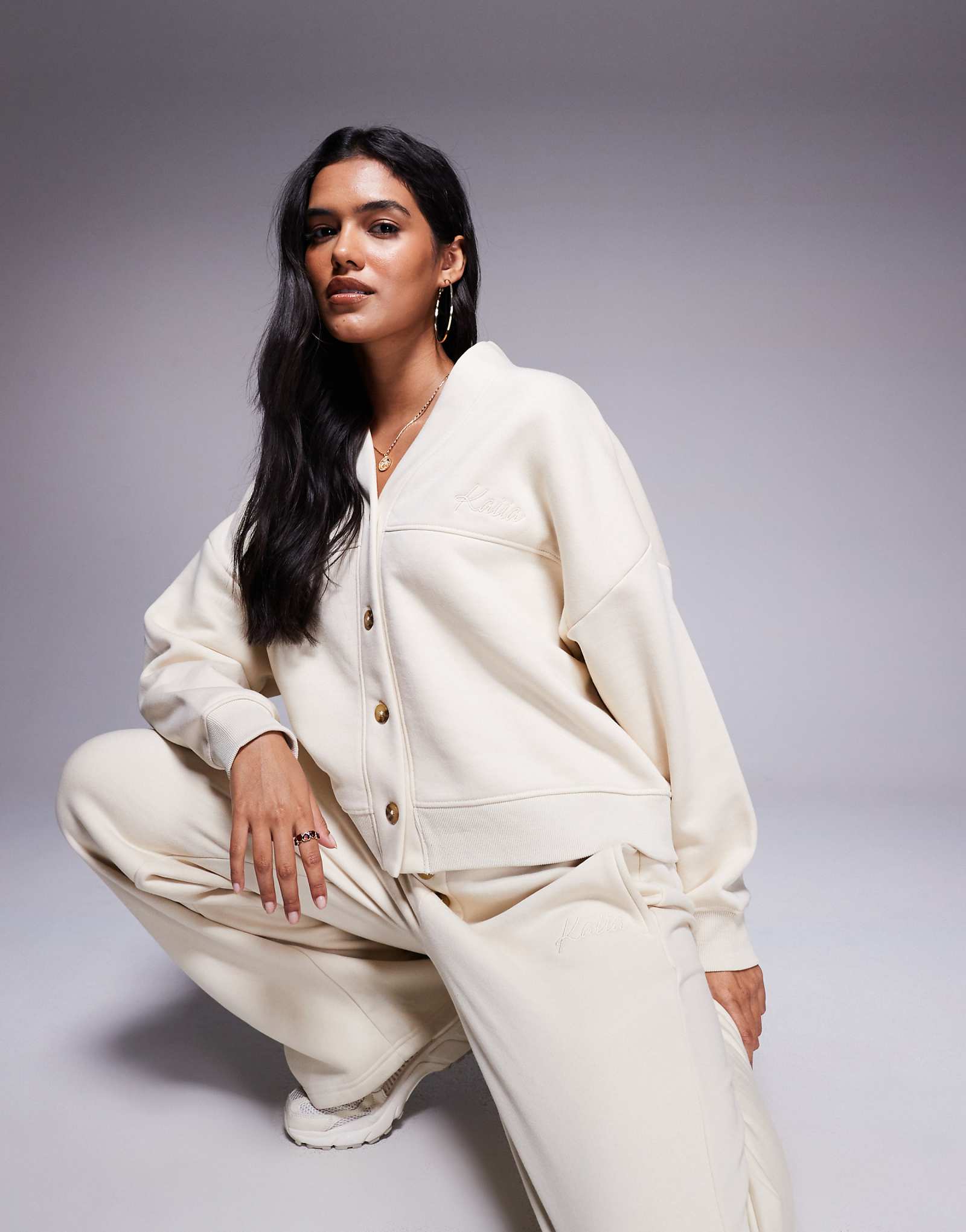 Кардиган из толстовки с вышитым логотипом Kaiia на пуговицах по шву бежевого цвета - часть комплекта 9390₽