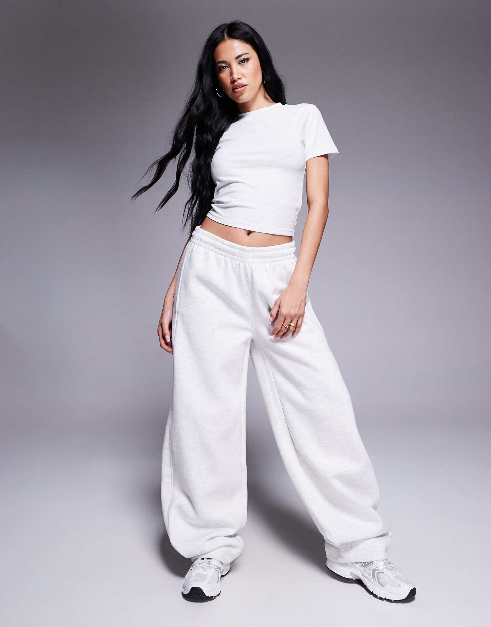 Спортивные брюки-бочкообразки с карманами и логотипом Kaiia светло-серого цвета из вереска - часть комплекта 9390₽