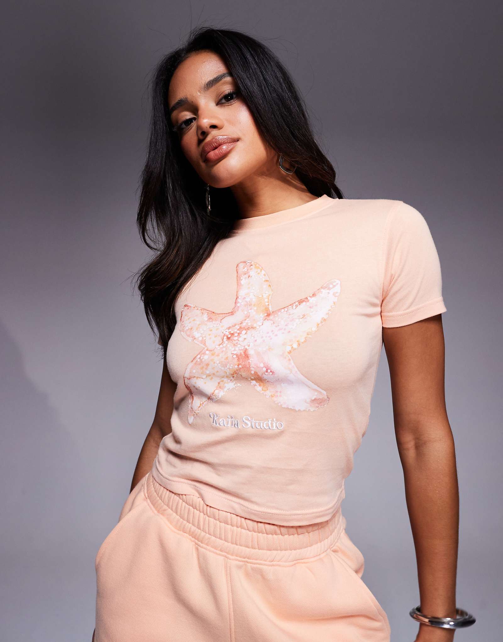 Укороченная приталенная футболка персикового цвета с вышитым логотипом Kaiia и изображением морской звезды - часть комплекта 5290₽