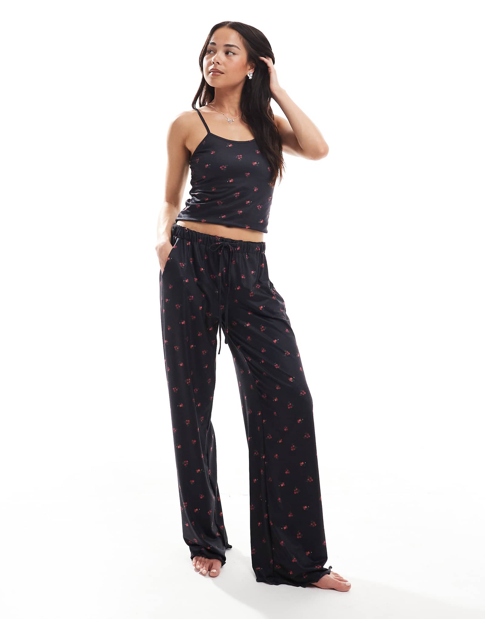 Пижамные штаны Daisy Street red ditsy в цветочек черного цвета 6490₽