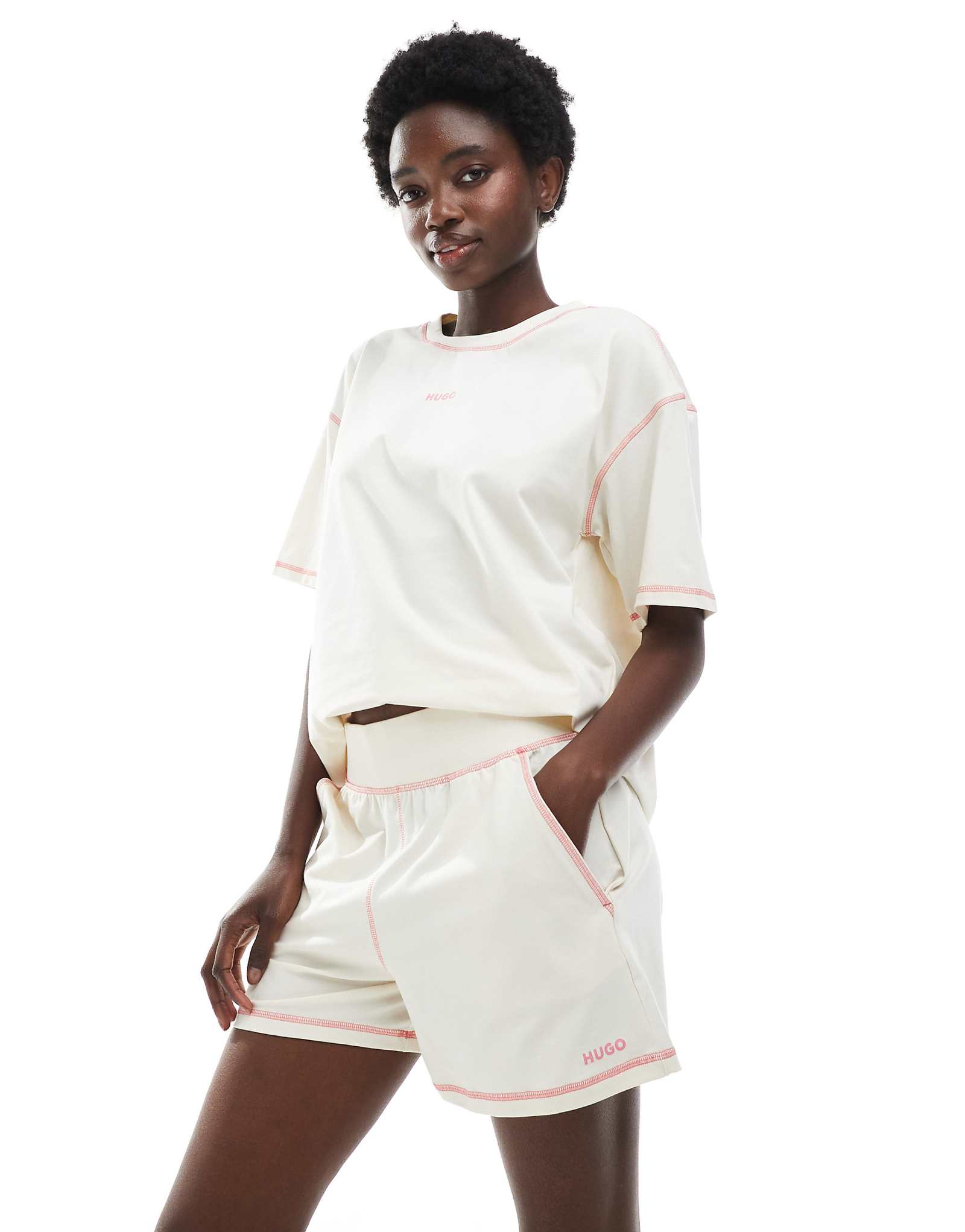 Кремово-розовый комплект из красных пижамных шорт и футболки HUGO 13090₽