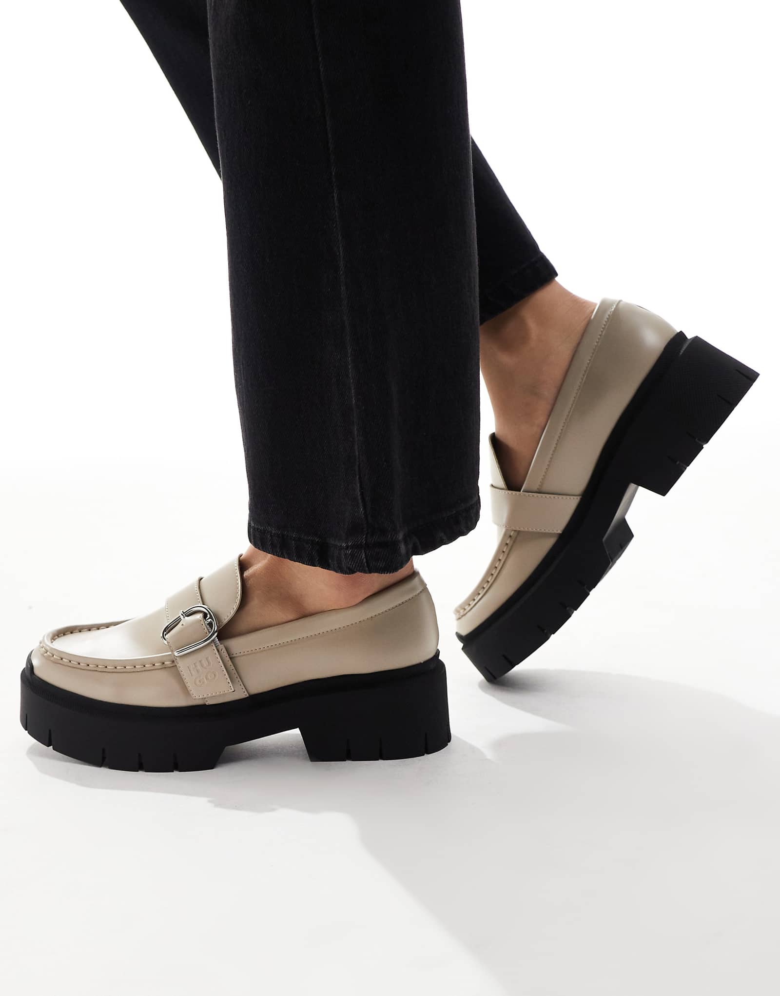 Красные лоферы на толстой подошве Hugo светло-бежевого цвета 36790₽