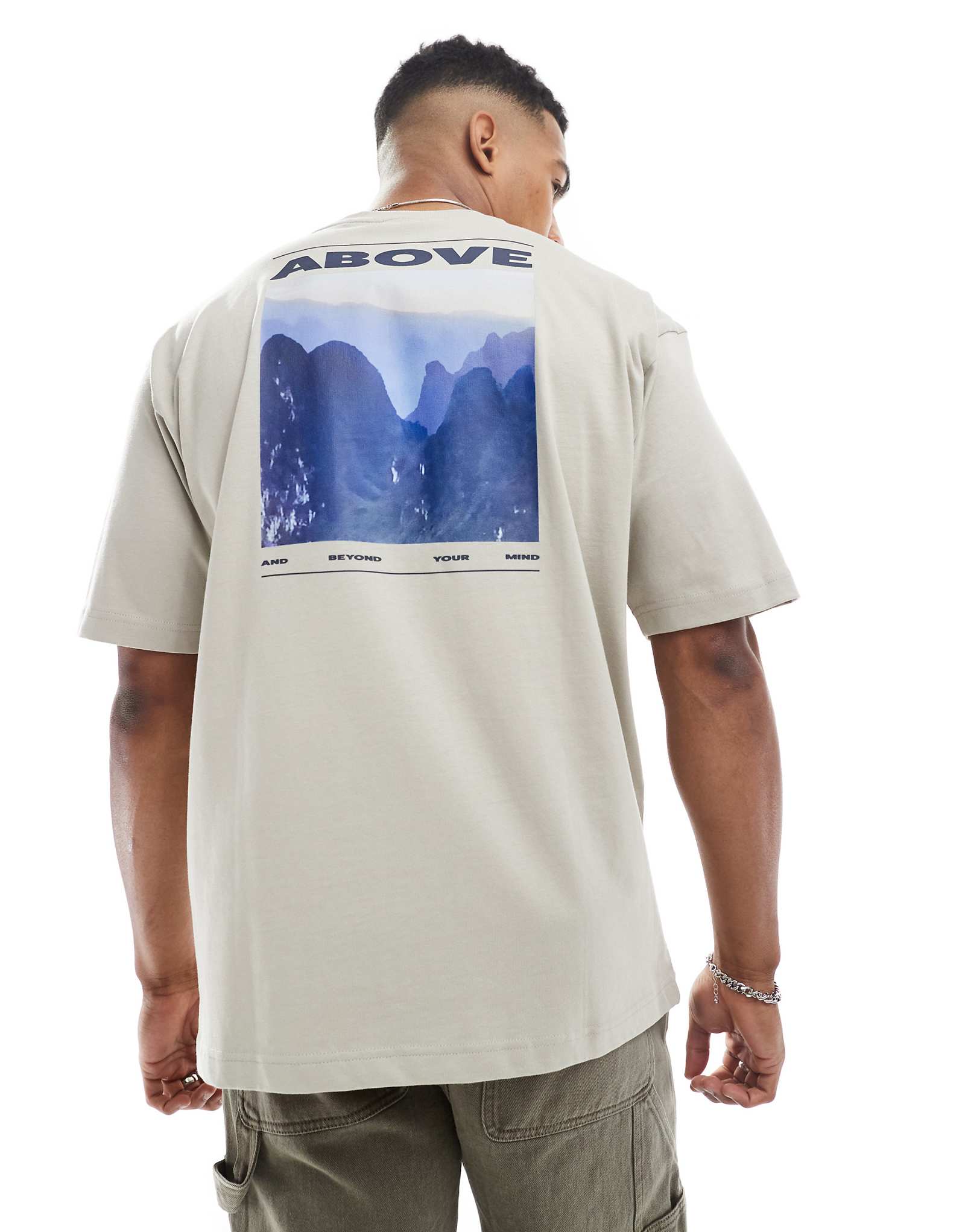 Облегающая футболка Boss Orange светло-бежевого цвета с принтом на груди и спине 15390₽