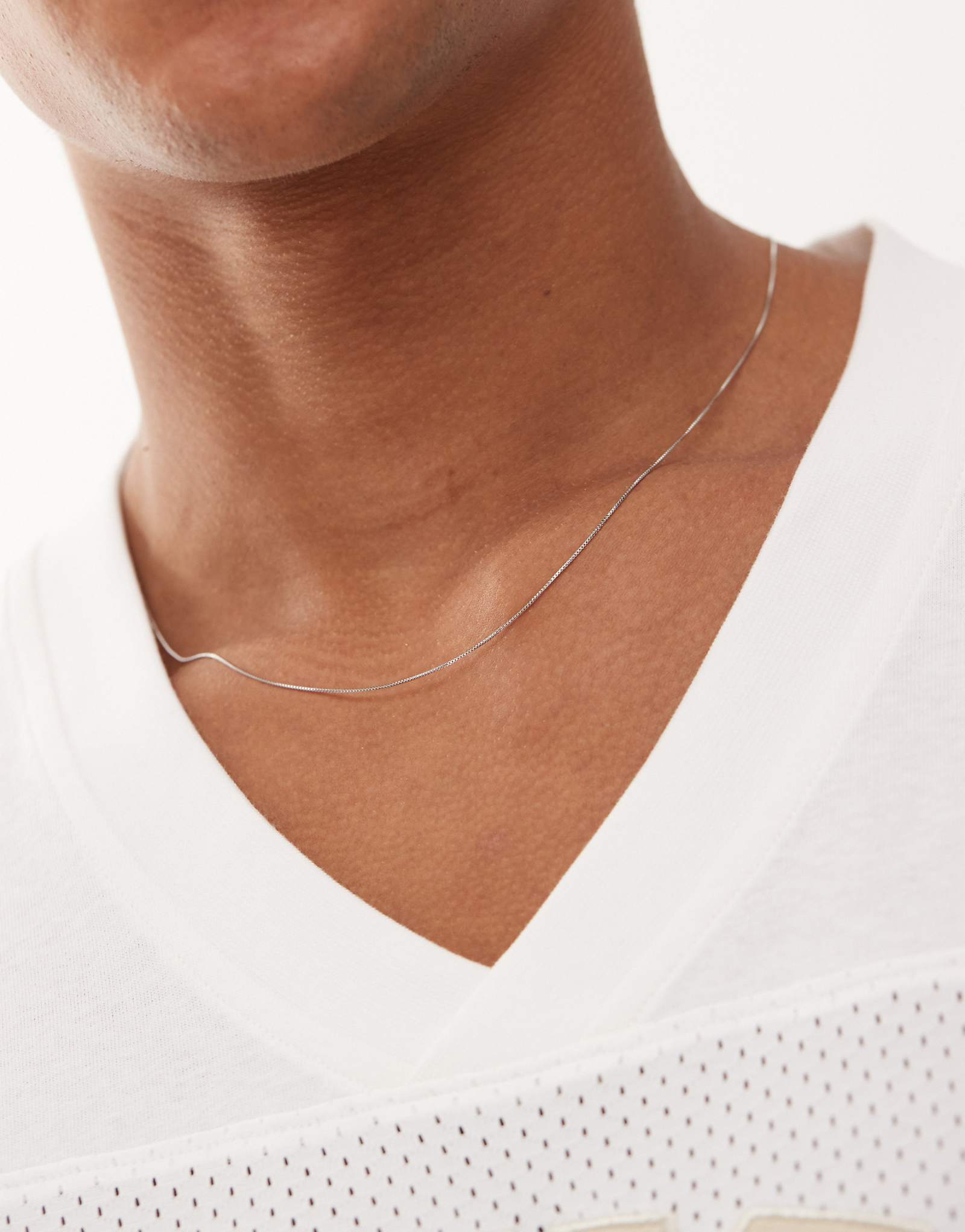 Выцветшее будущее ожерелье на тонкой веревочной цепочке серебристого оттенка 3190₽