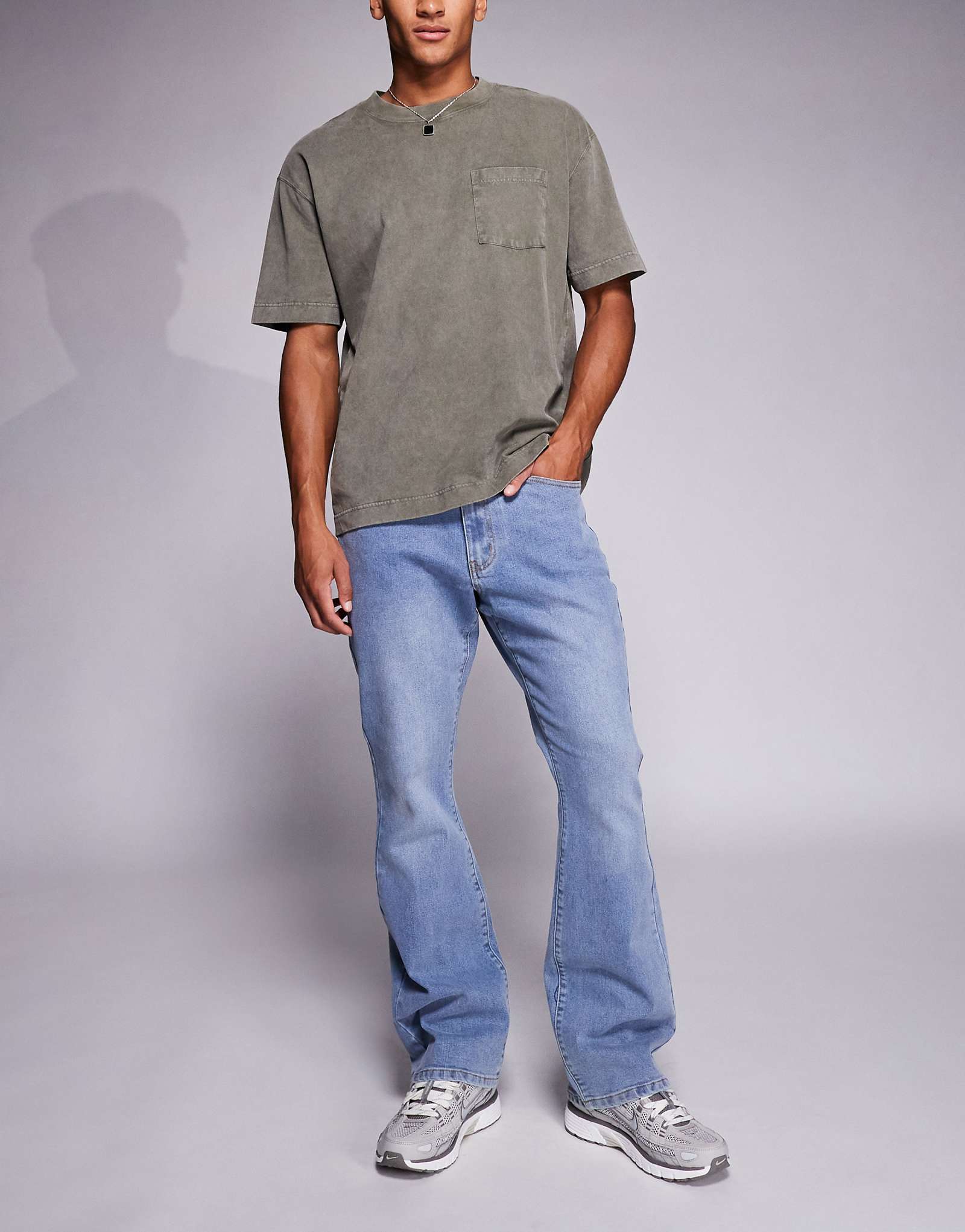 Зауженные джинсы-клеш Liquor N Poker светло-синего цвета в полоску 6090₽