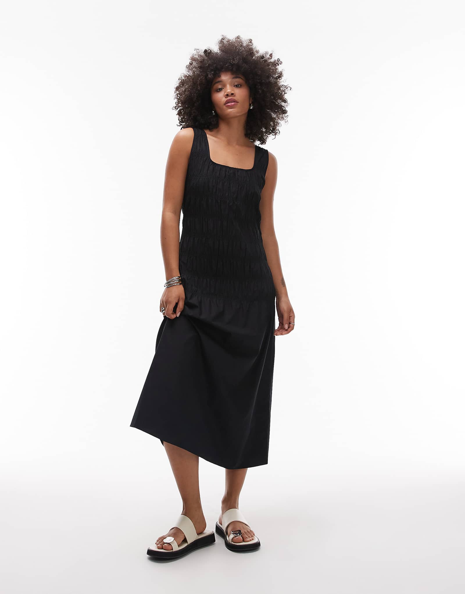 Роскошное миди-платье из хлопка ARKET черного цвета с присборенным лифом и заниженной талией 28790₽