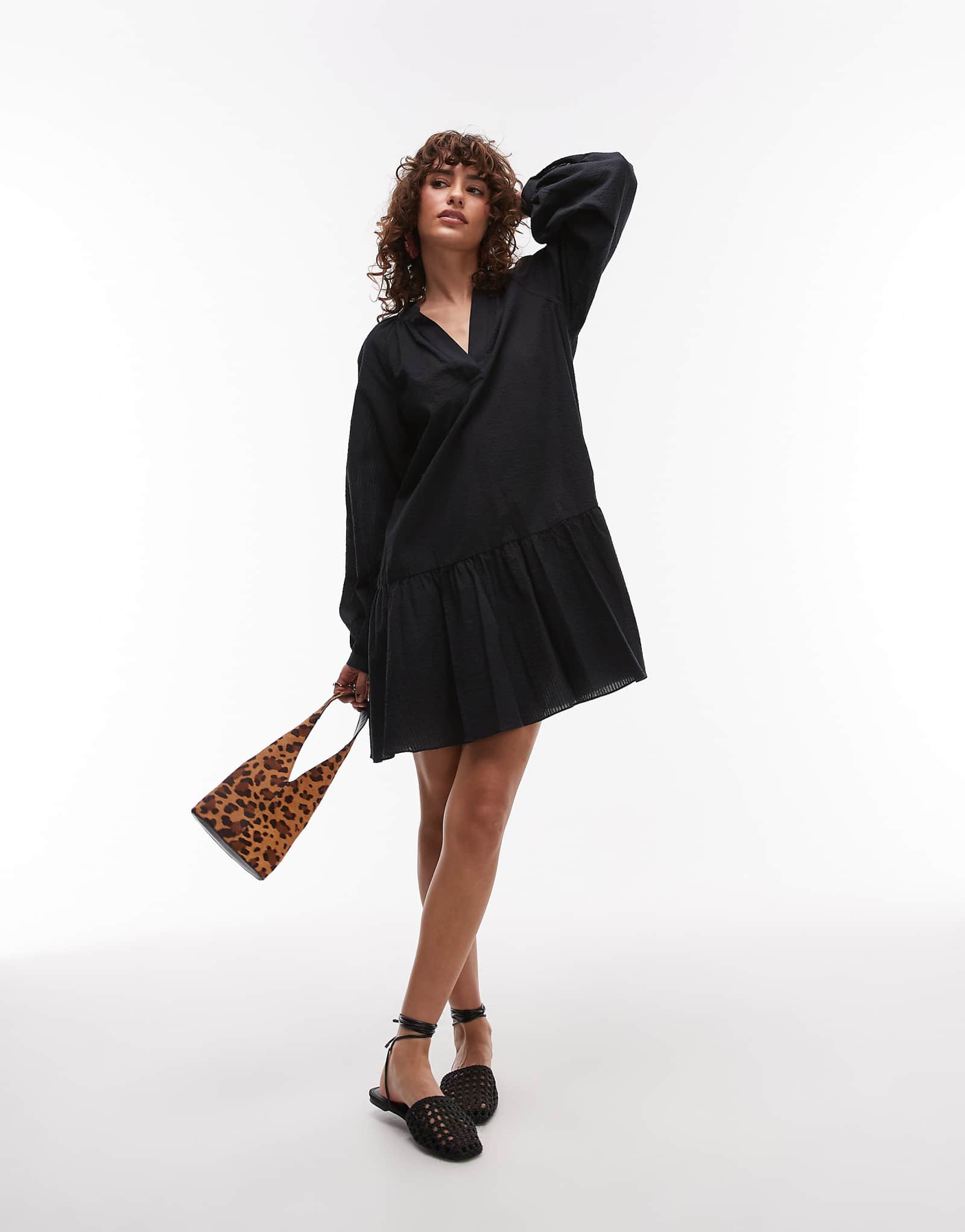 Мини-платье ARKET seersucker черного цвета с многослойным низом и пышными рукавами 22890₽