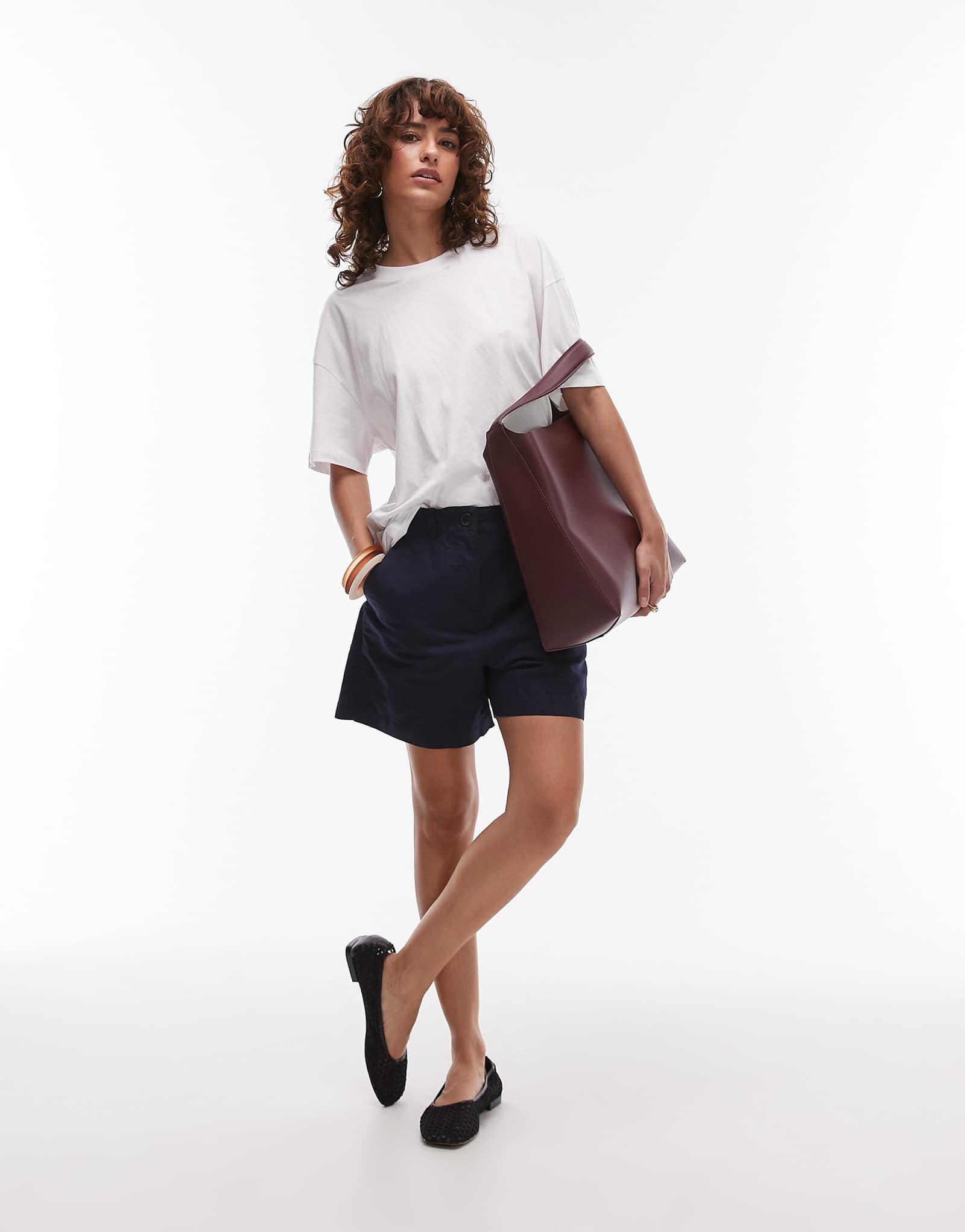 Льняные шорты-чино ARKET со средней талией темно-синего цвета 14090₽