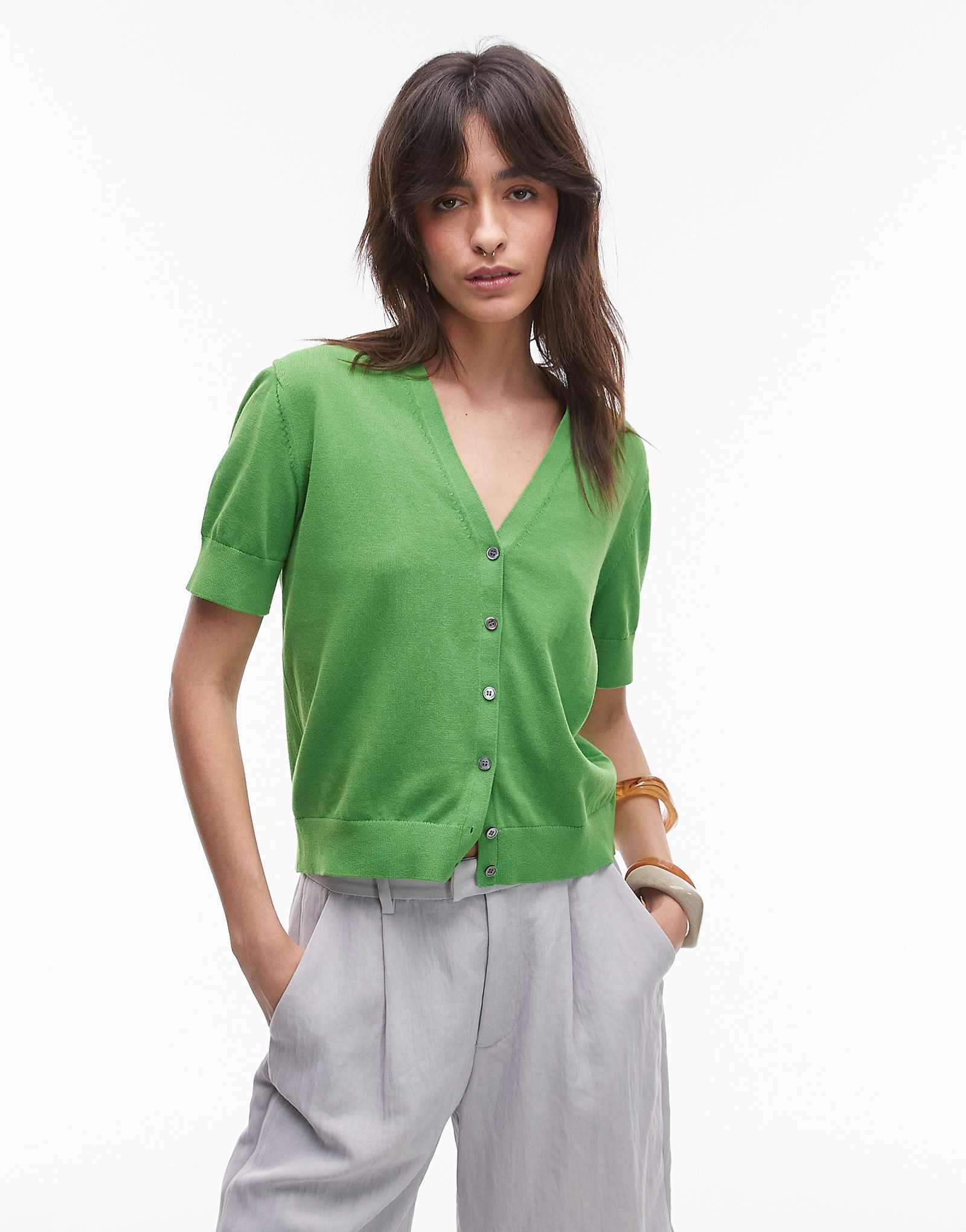 Кардиган тонкой вязки из чистого хлопка ARKET зеленого цвета с короткими рукавами 14090₽