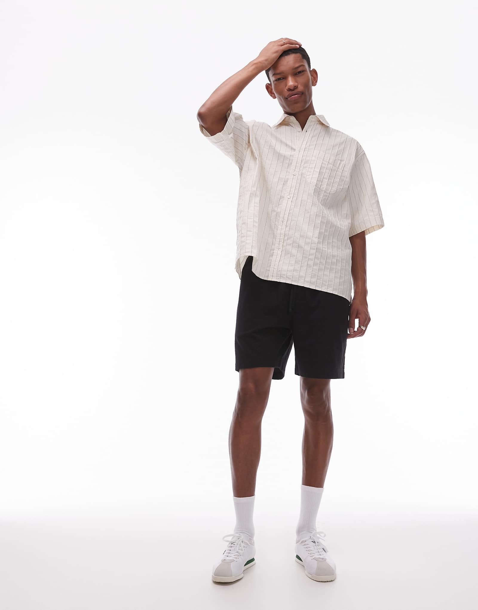 Шорты ARKET seersucker черного цвета с завязками на талии 14390₽