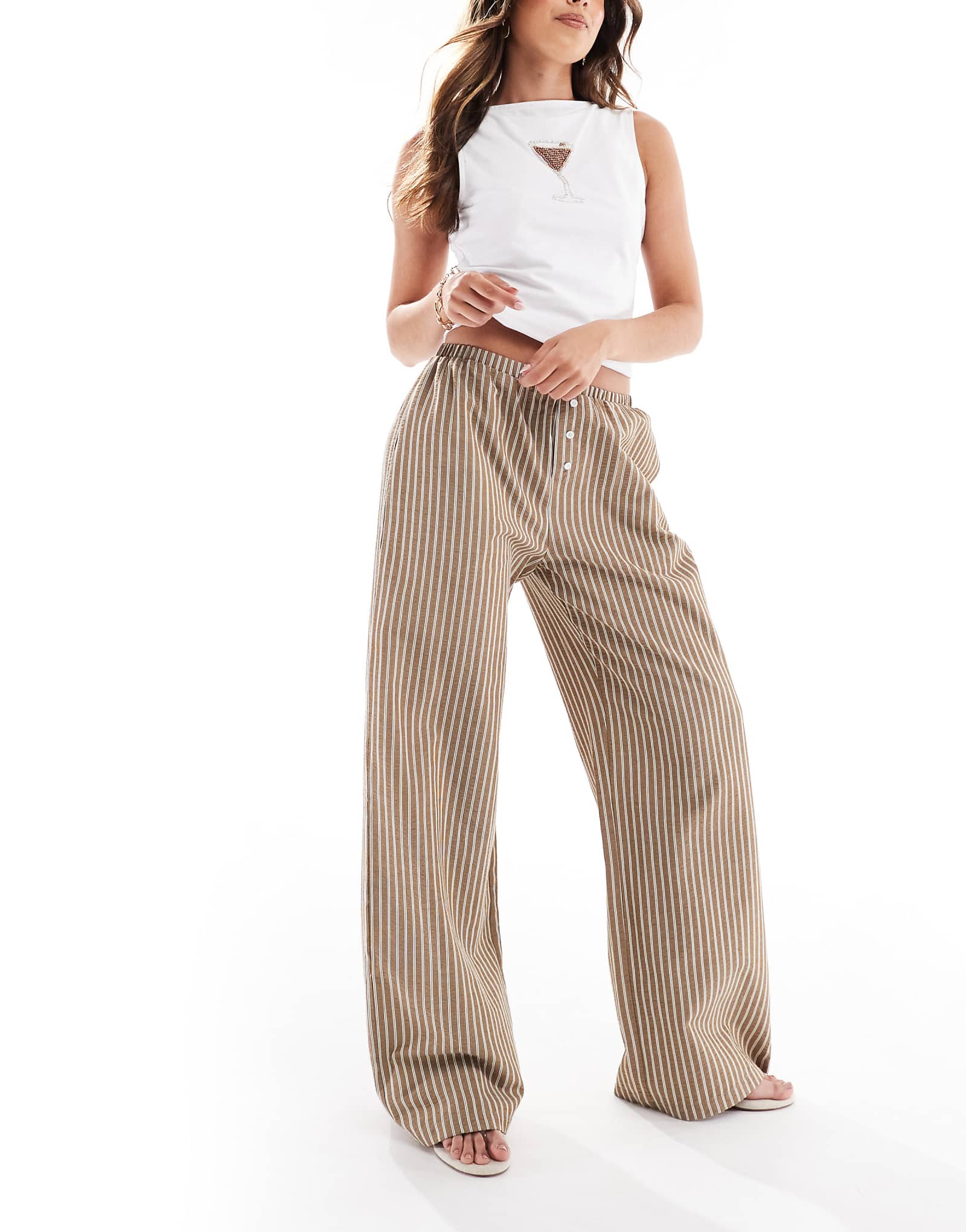 Дейзи Стрит надела брюки-боксеры в коричневую полоску