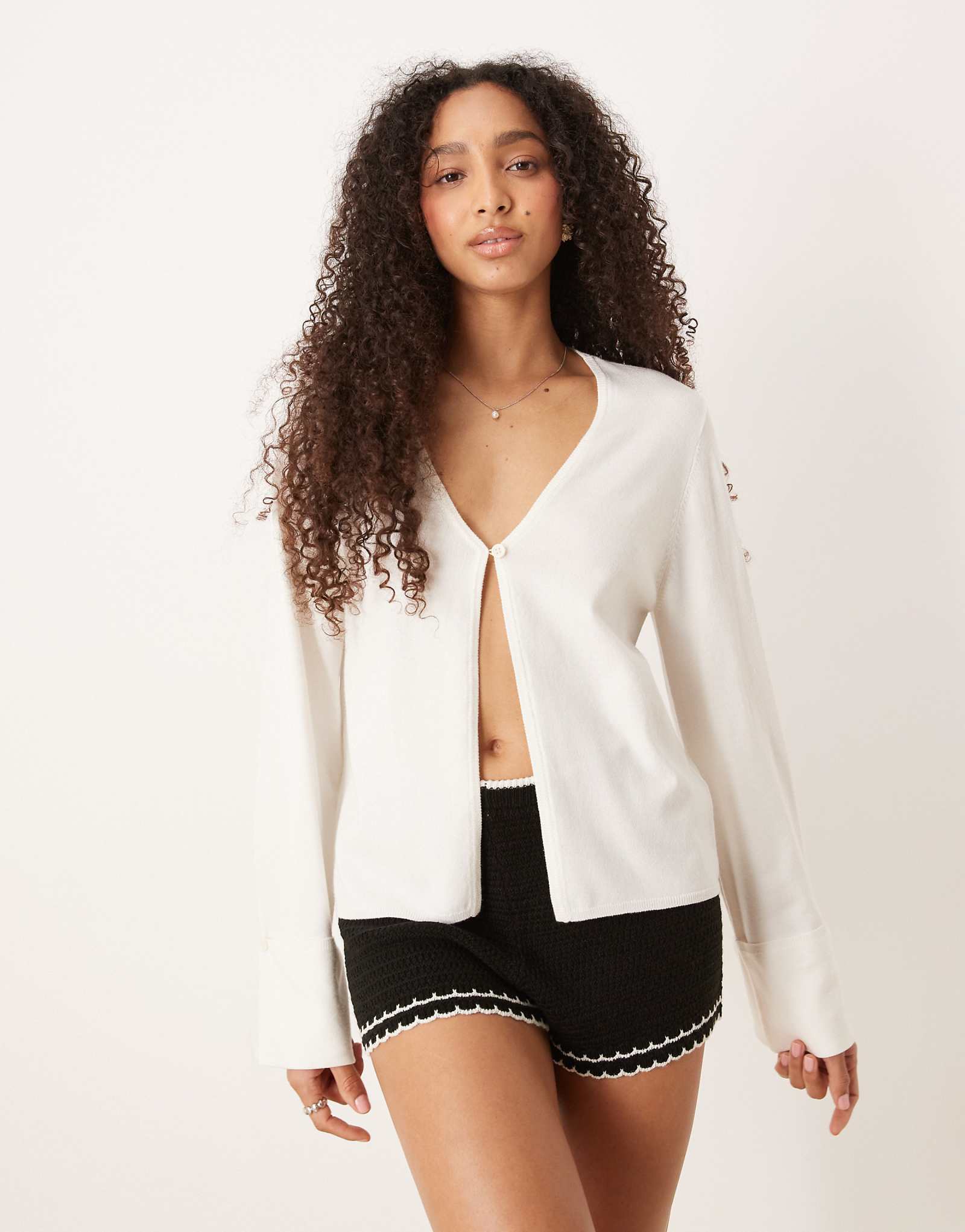 Трикотажный кардиган Gina Tricot кремового цвета с присборенными рукавами и одной пуговицей 12890₽