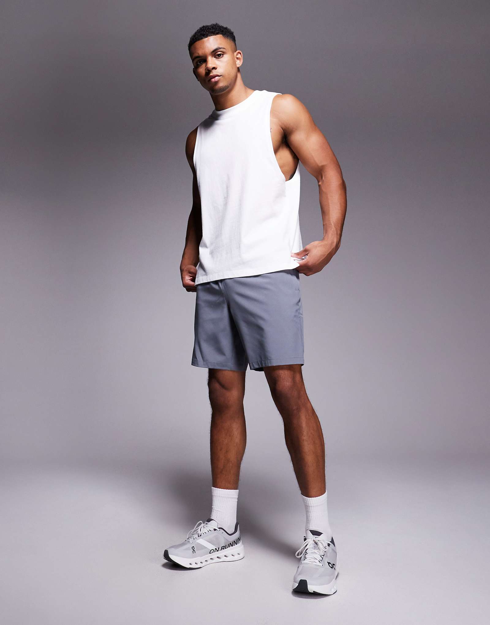 4505 Icon 7-дюймовые быстросохнущие тренировочные шорты с карманами на молнии серого цвета