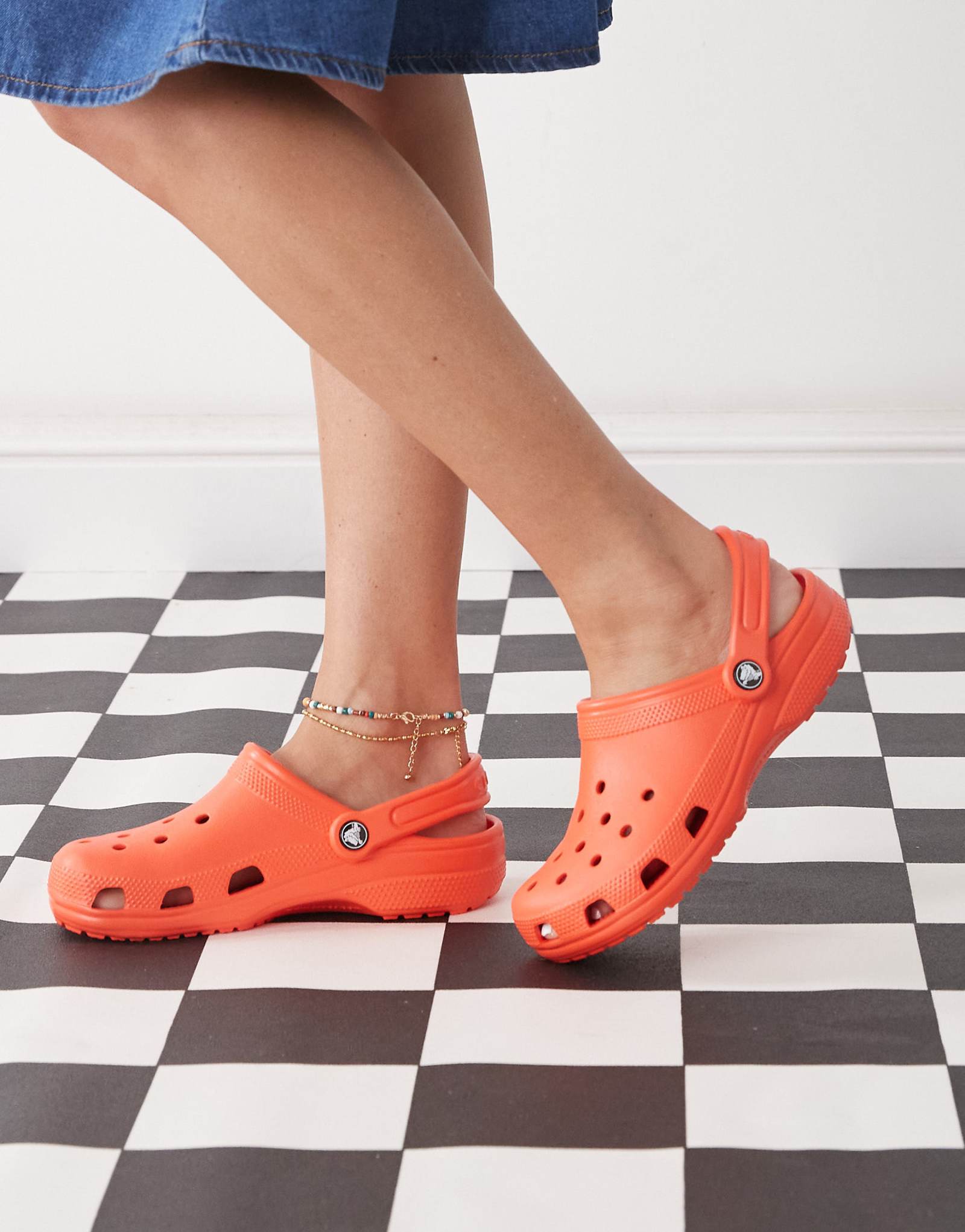 Классические сабо Crocs в оранжевом цвете морская звезда 16090₽