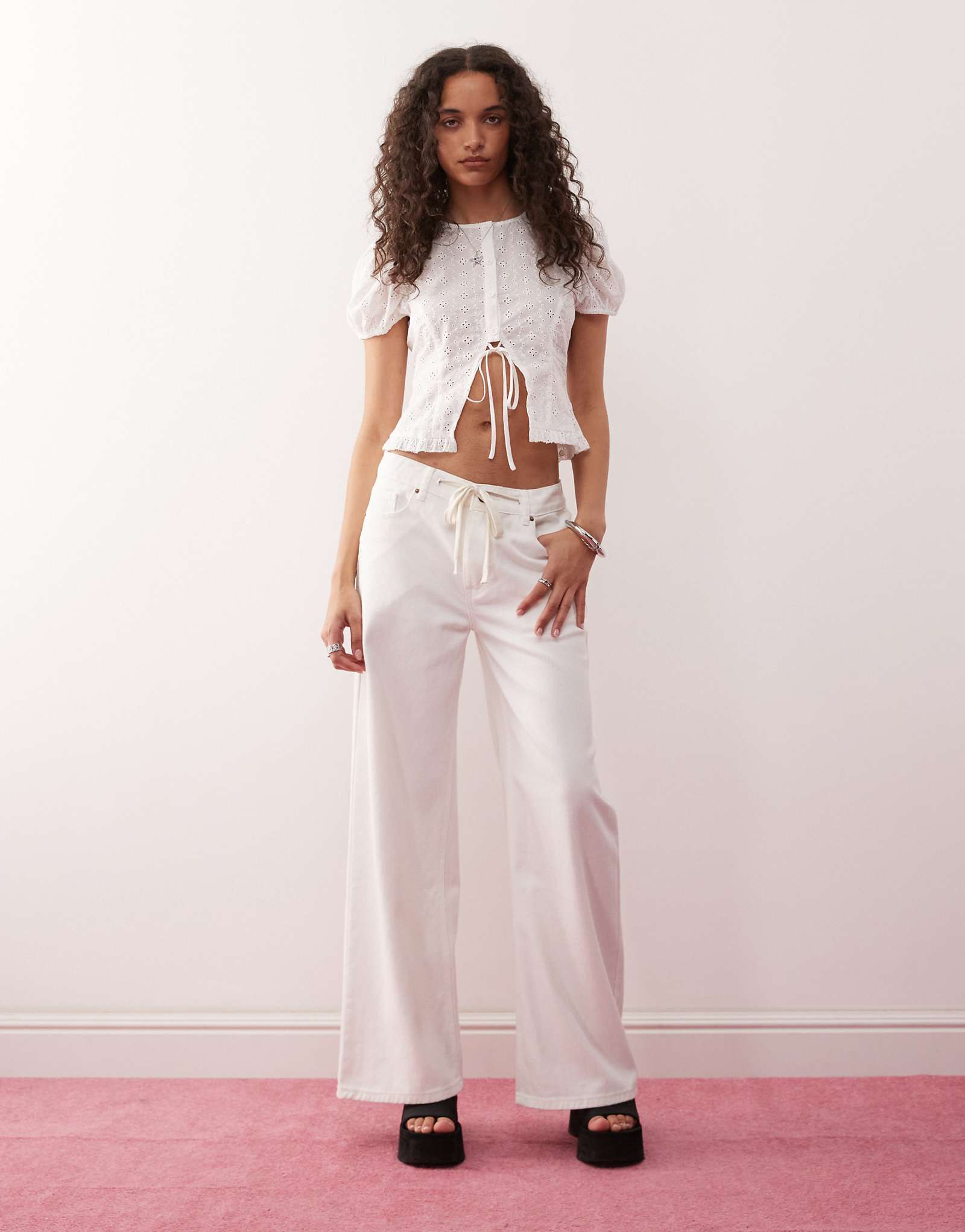 Джинсы с завязками на широких штанинах Lioness с низкой посадкой белого цвета - часть комплекта