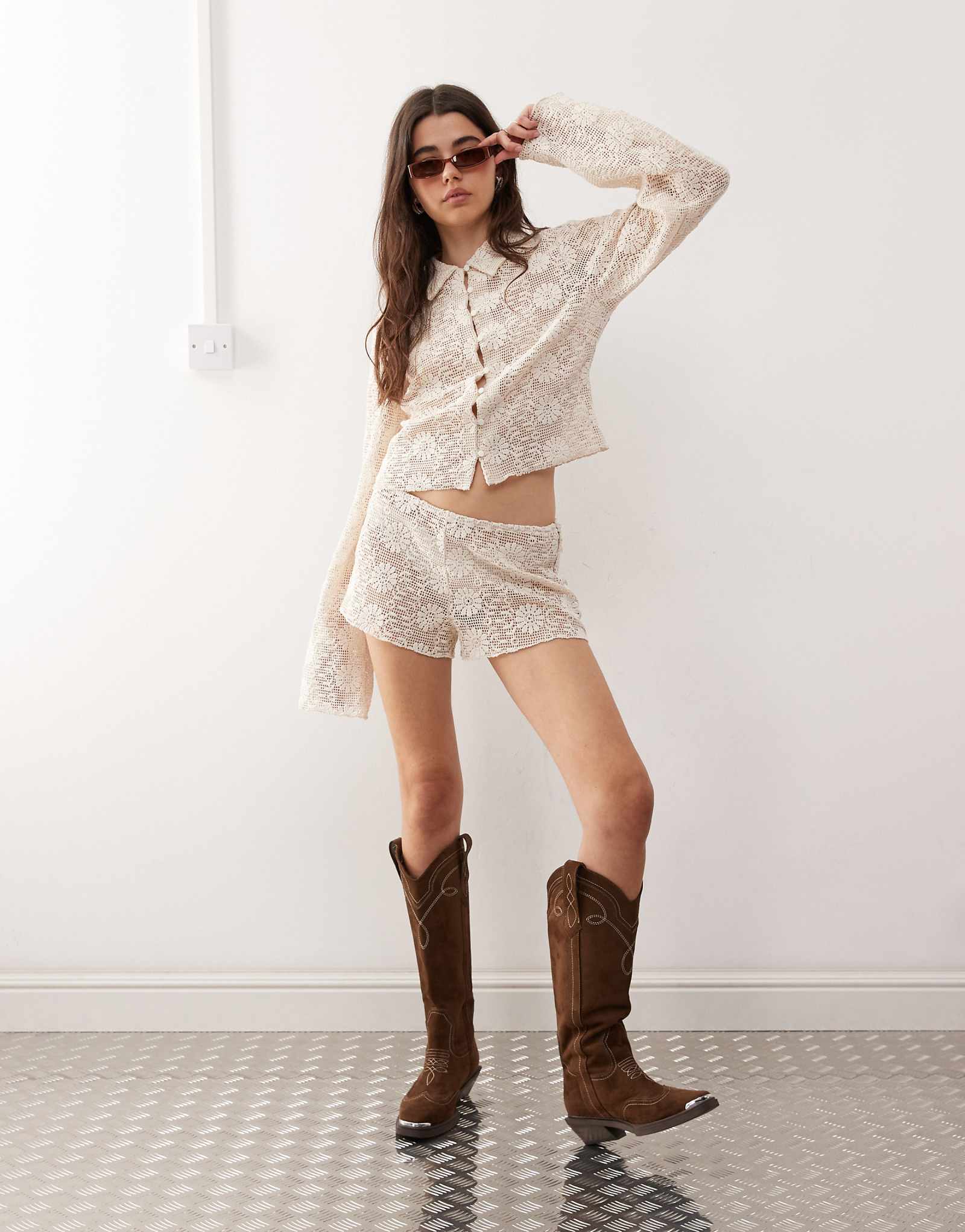 Кремовые шорты-сорочка Lioness Babydoll связанные крючком в цветочек кремового цвета - часть комплекта 17590₽