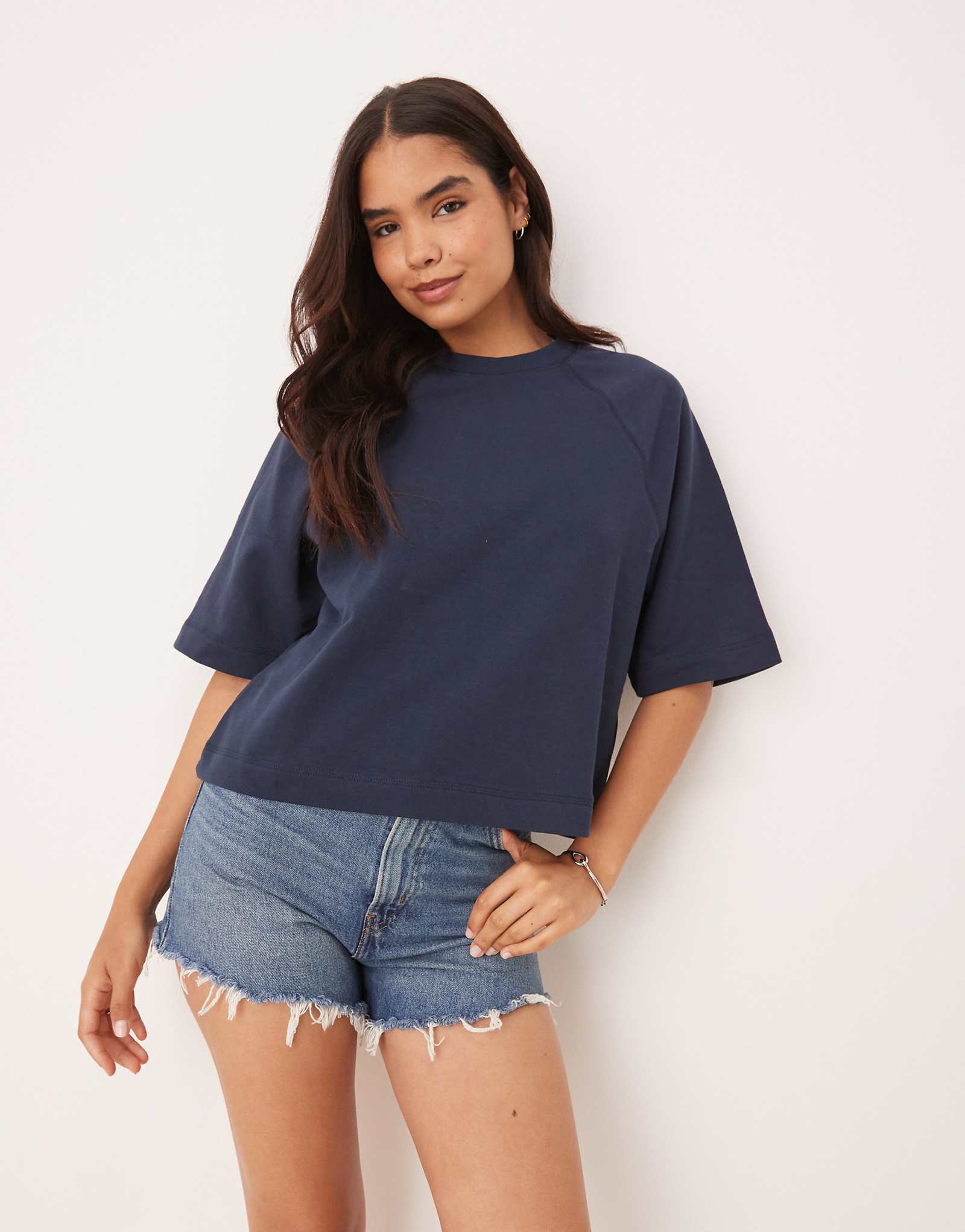 Короткая облегающая футболка Gina Tricot темно-синего цвета