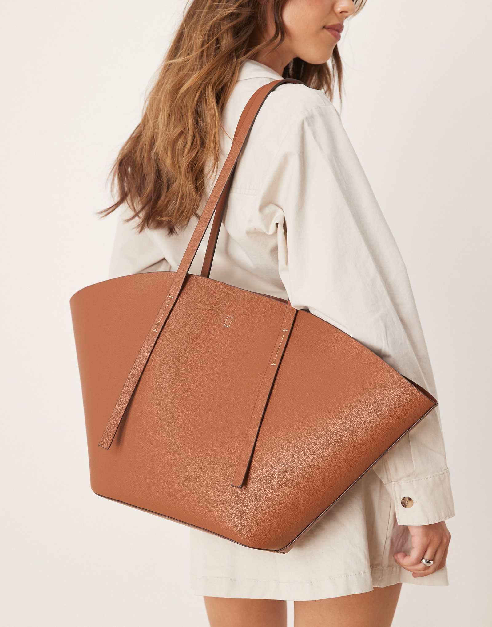 Большая широкая сумка для покупок из искусственной кожи Gina Tricot коричневого верблюжьего цвета