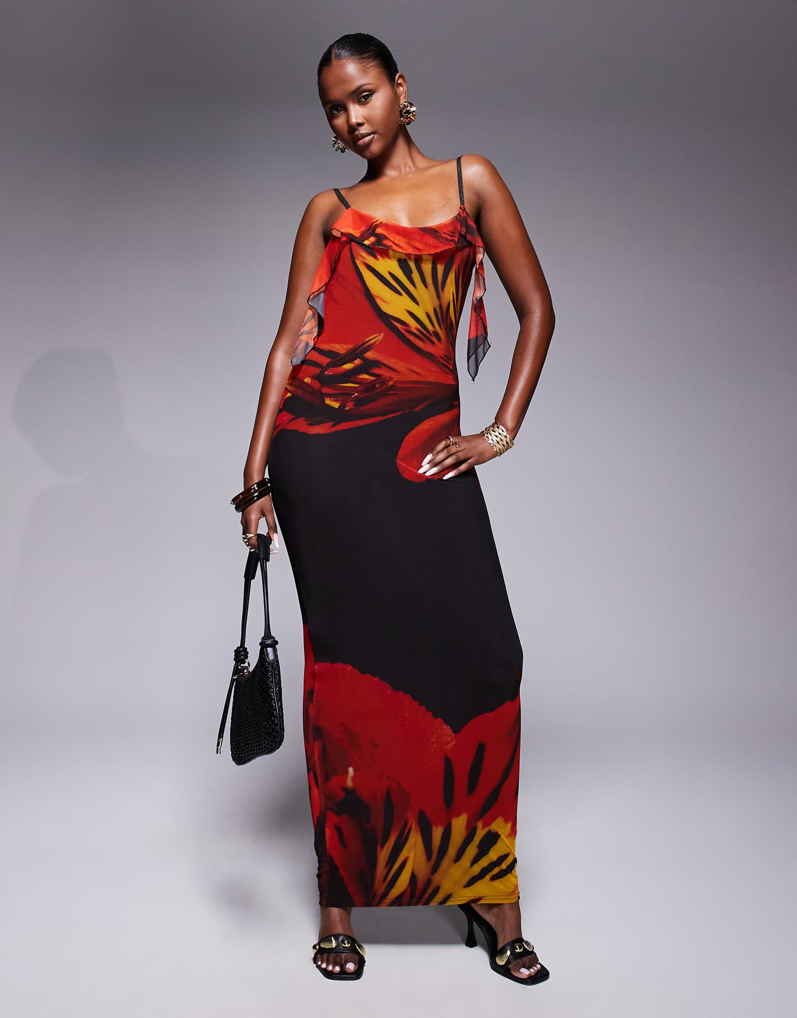 Эксклюзивное двухслойное облегающее макси-платье с оборками на бретелях Kaiia красного цвета с цветочным принтом и капюшоном на спине 13290₽