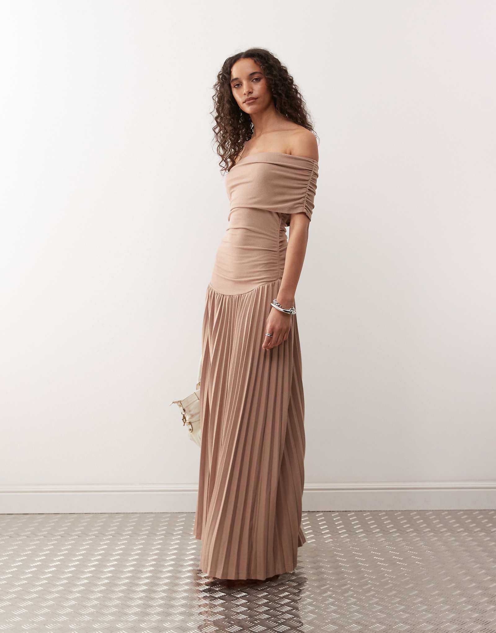 Макси-платье цвета мокко с оборками на талии и плиссированным заниженным низом от Lioness Field Of Dreams от bardot цвета мокко 30190₽