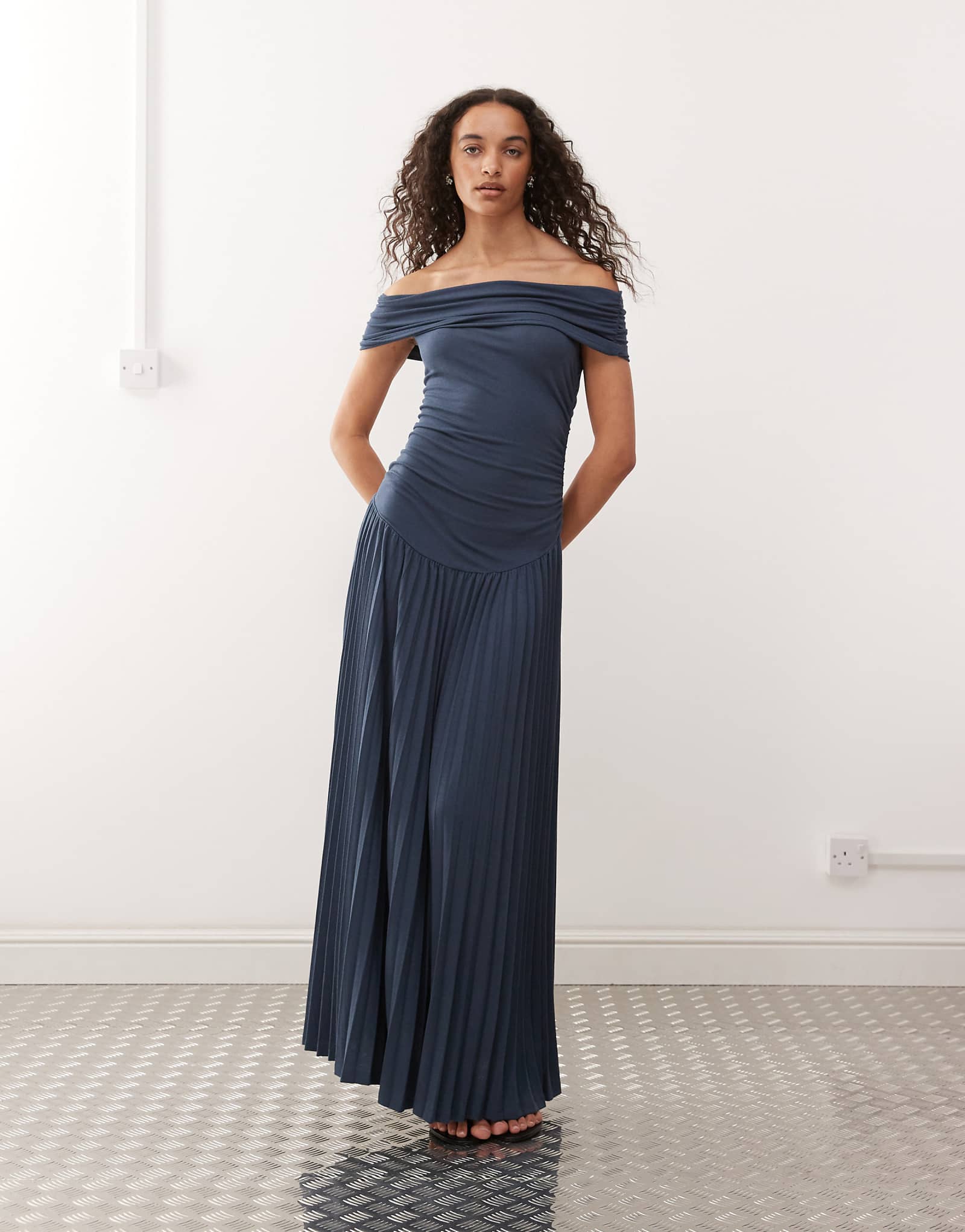 Темно-синее плиссированное макси-платье с рюшами и заниженной талией от Lioness Field of Dreams в складку от bardot