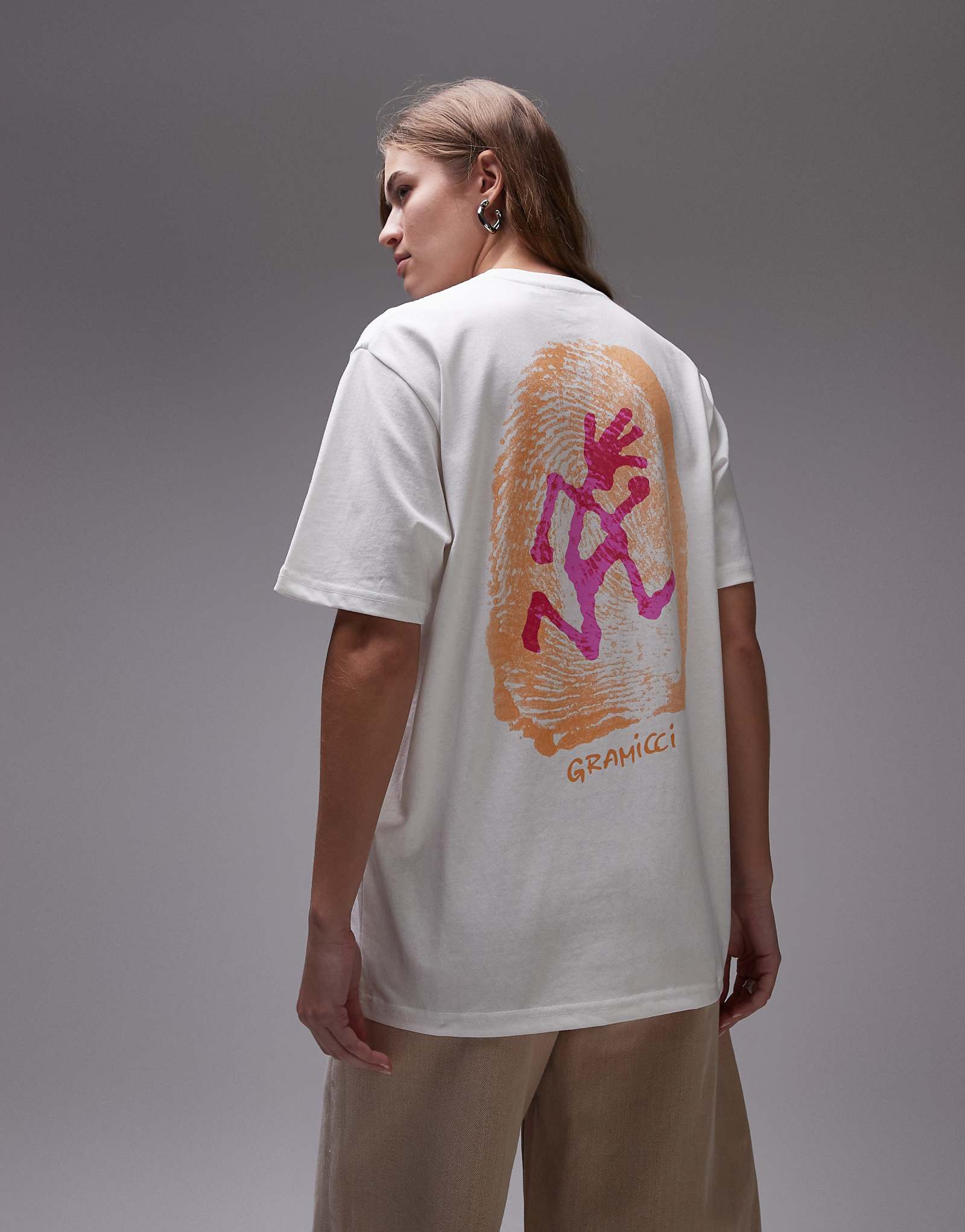 Белая футболка с принтом Gramicci thumbprint 11690₽