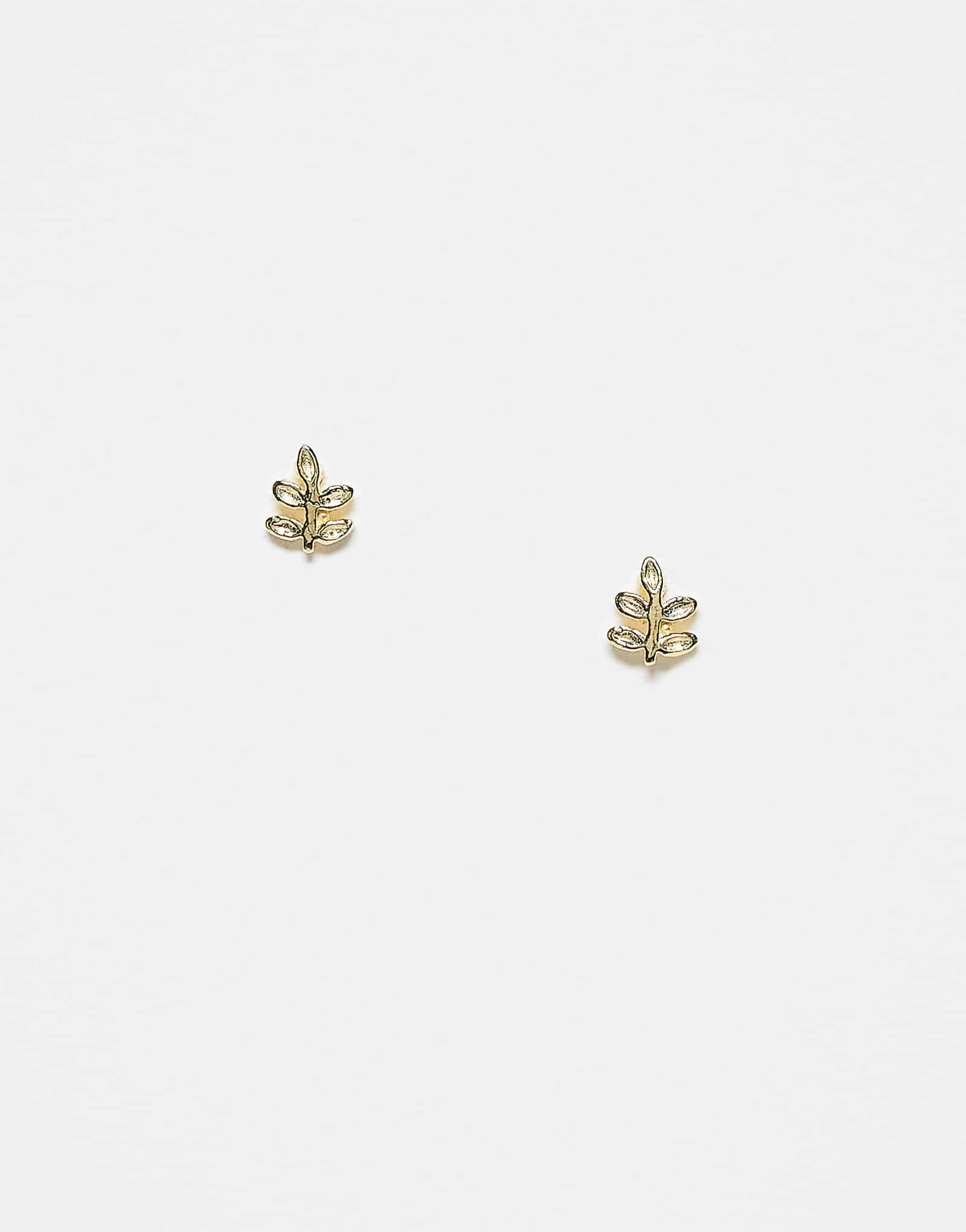 Серьги-гвоздики Kingsley Ryan tiny leaves из золотой пластины 4290₽