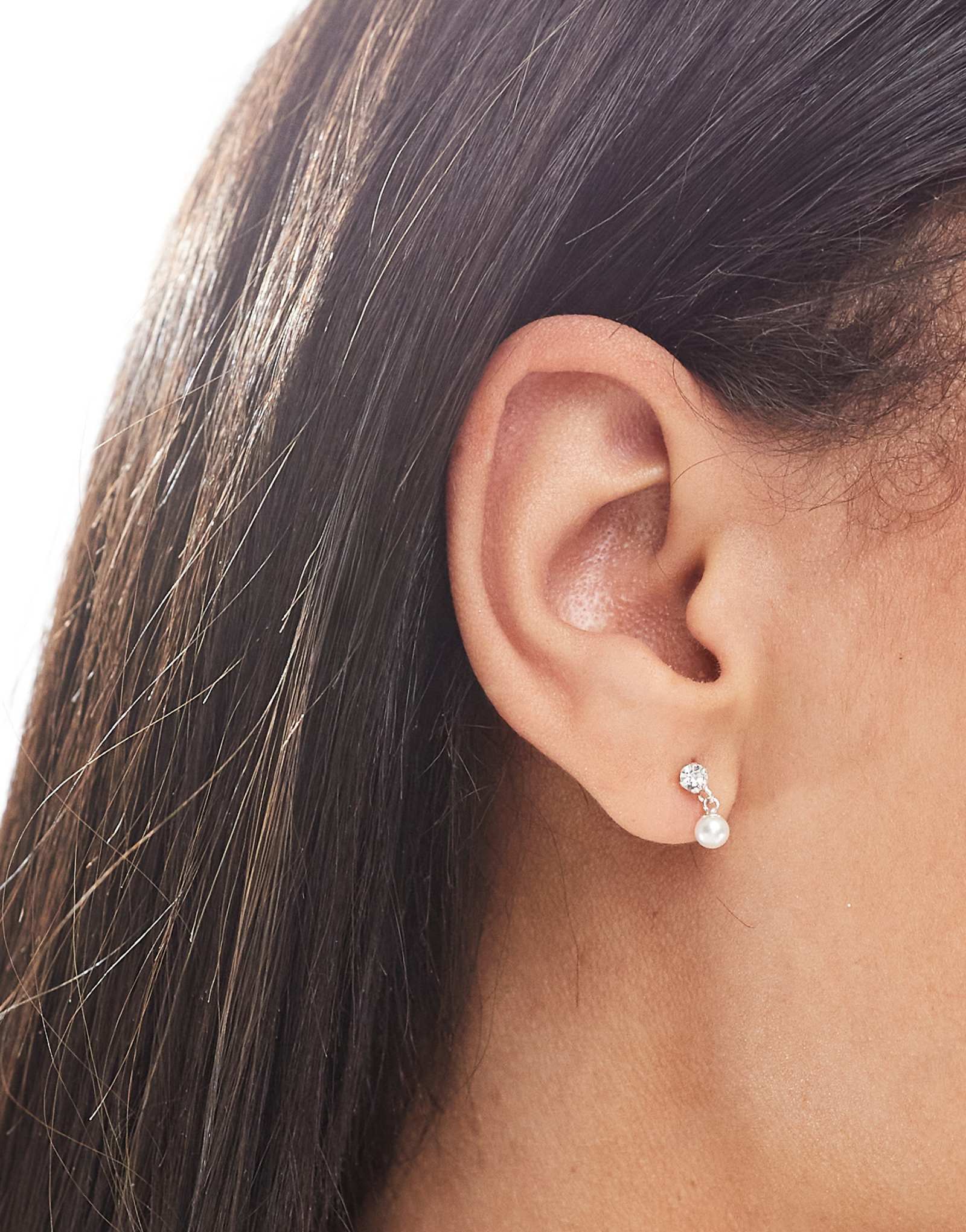 Серьги-гвоздики с драгоценными камнями и жемчугом Kingsley Ryan из чистого серебра 3590₽