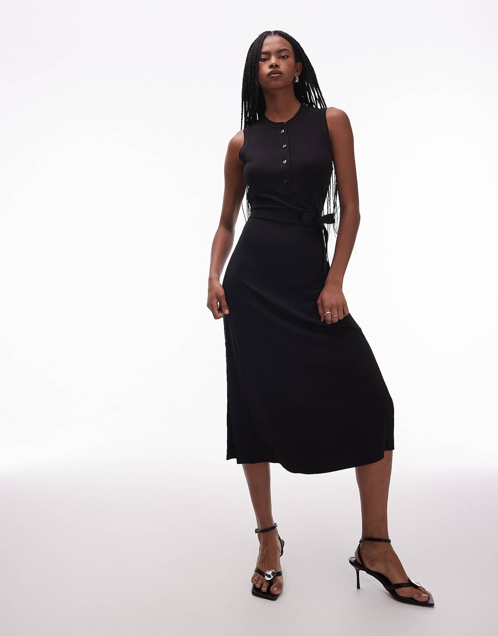 Эластичное платье миди без рукавов ARKET henley с поясом черного цвета 28190₽