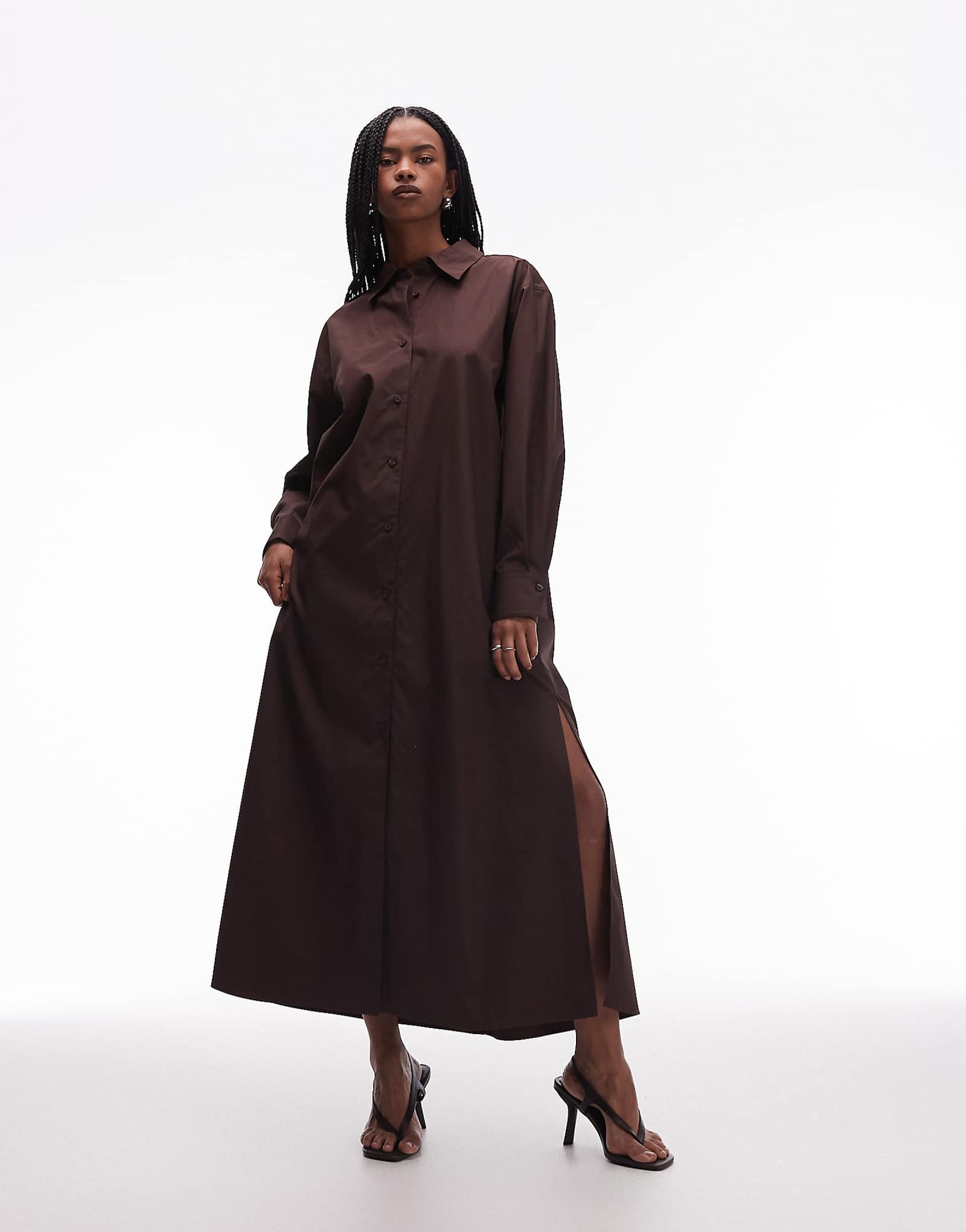 Платье-рубашка макси из чистого хлопка ARKET коричневого цвета с разрезами по бокам 28790₽