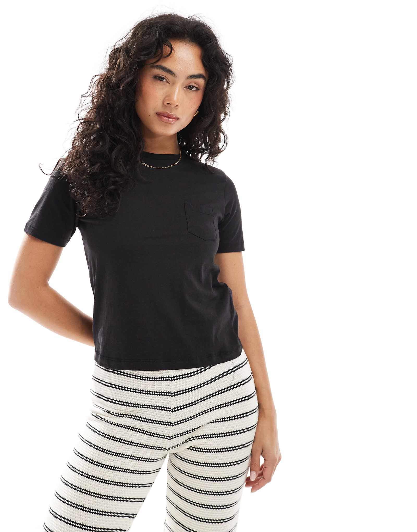 Насыщенная хлопковая футболка Brave Soul с коротким рукавом и карманом черного цвета 2290₽