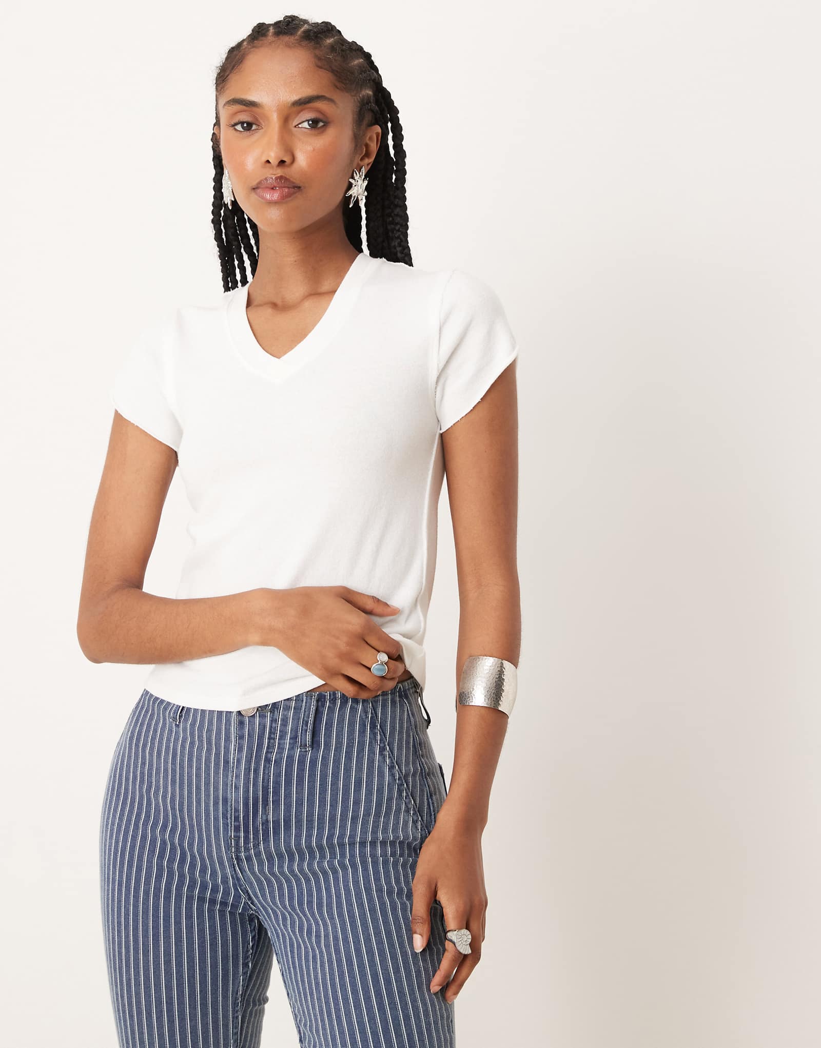 Облегающая футболка Free People с v-образным вырезом цвета слоновой кости 5790₽