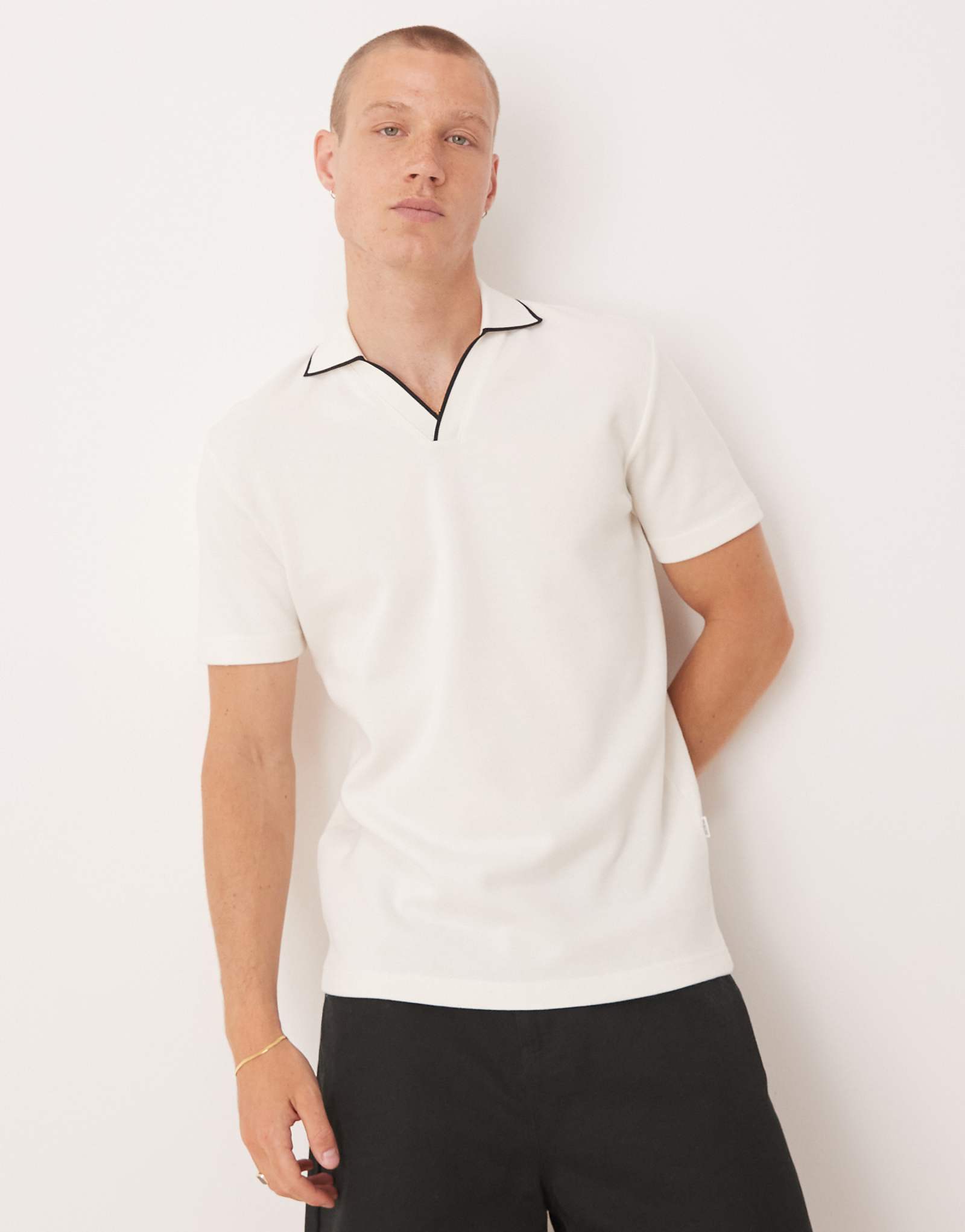 Рубашка-поло Selected Homme с разрезом на шее кремового цвета 11190₽