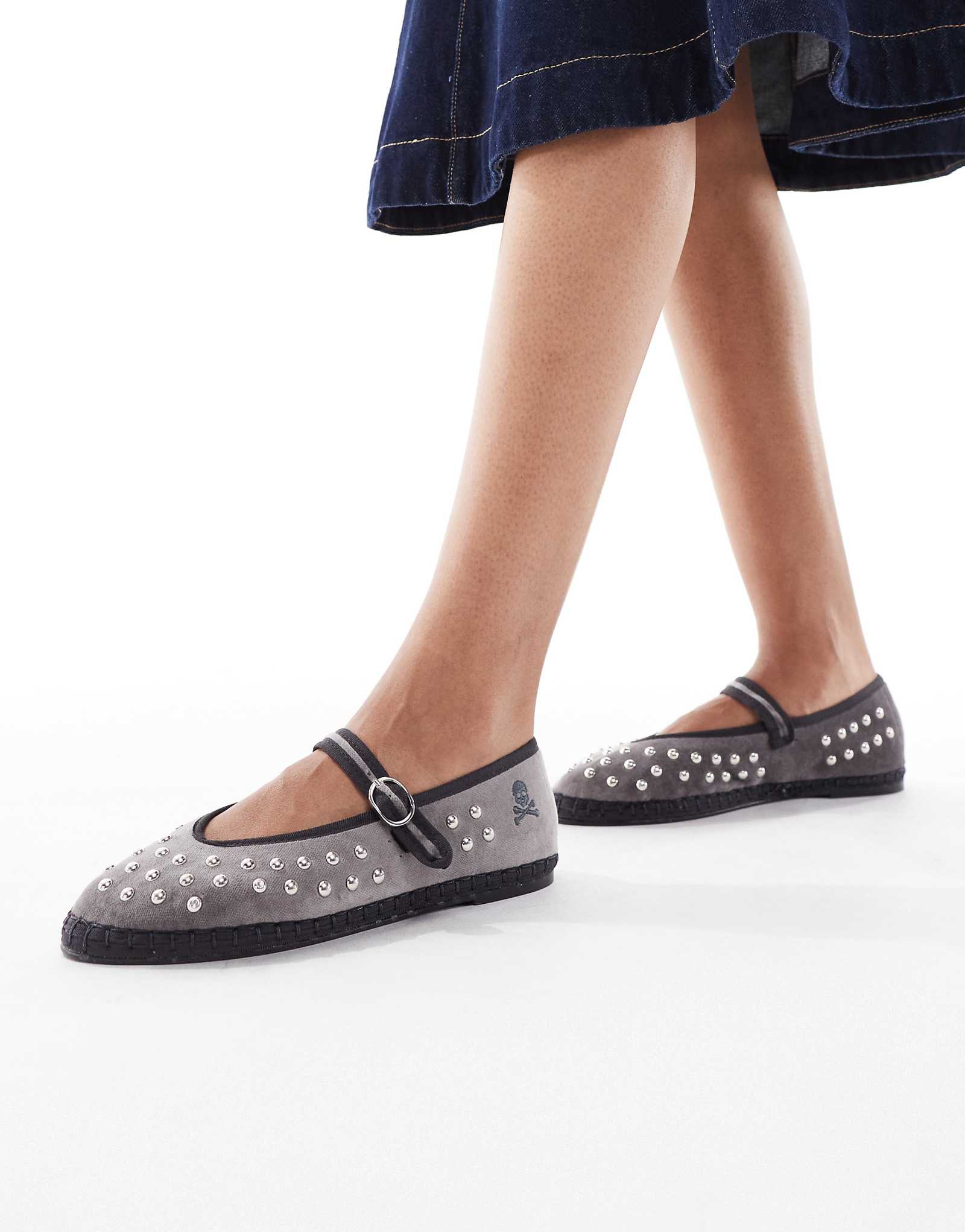 Серые шлепанцы Мэри Джейн с шипами от скальперов 24890₽