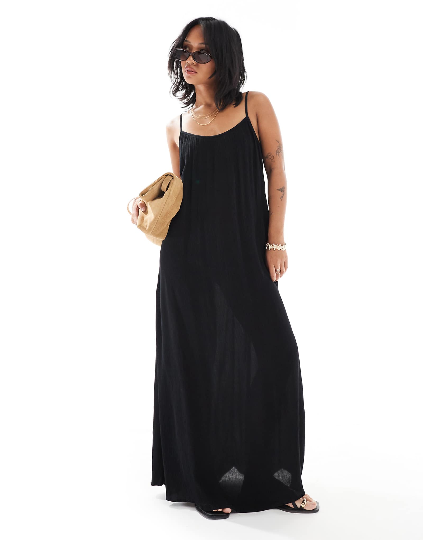 ЕДИНСТВЕННОЕ миниатюрное текстурированное макси-платье на бретелях черного цвета