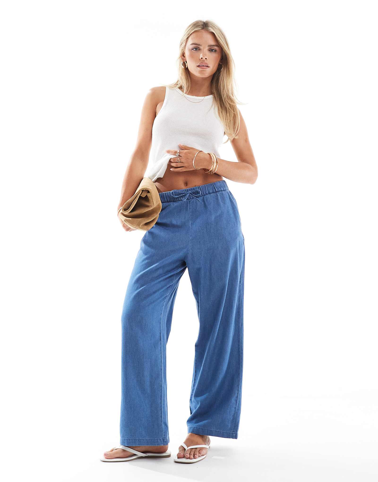 Джинсовые брюки ONLY Petite с широким поясом и завязками на талии темно синего цвета 12390₽