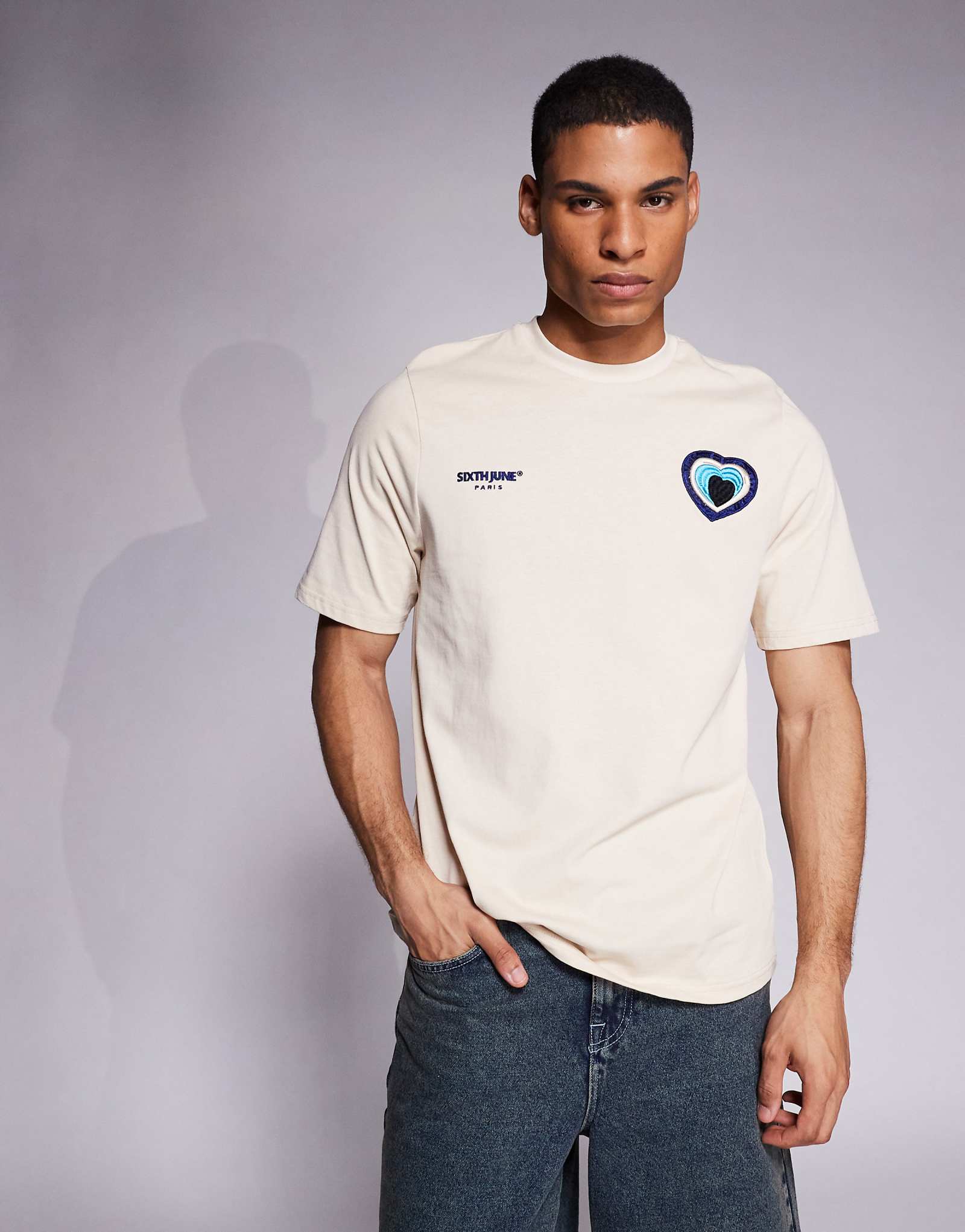 Бежевая футболка с контрастной вышивкой в виде сердца Шестое июнь 10590₽