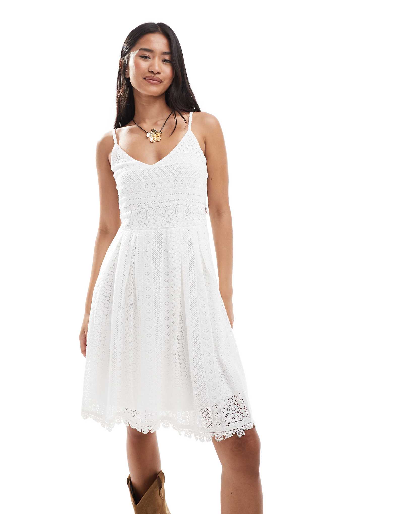 Белое мини-платье с кружевной отделкой 11590₽