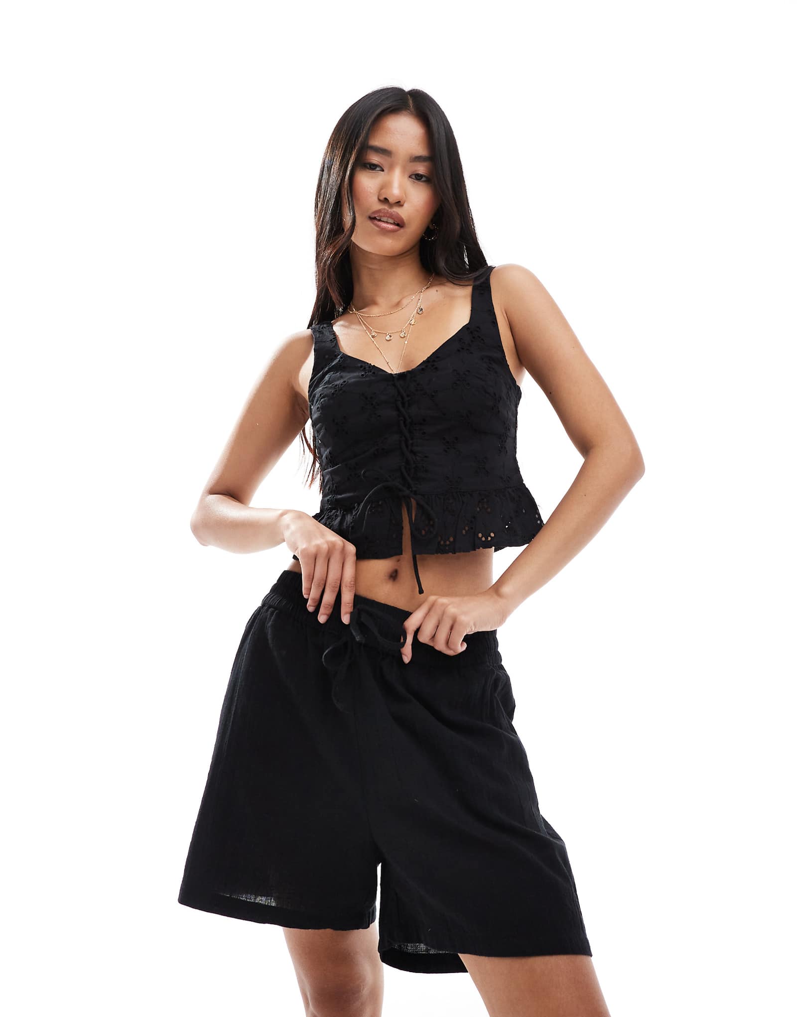 Текстурированные шорты с завязками только спереди черного цвета 6690₽