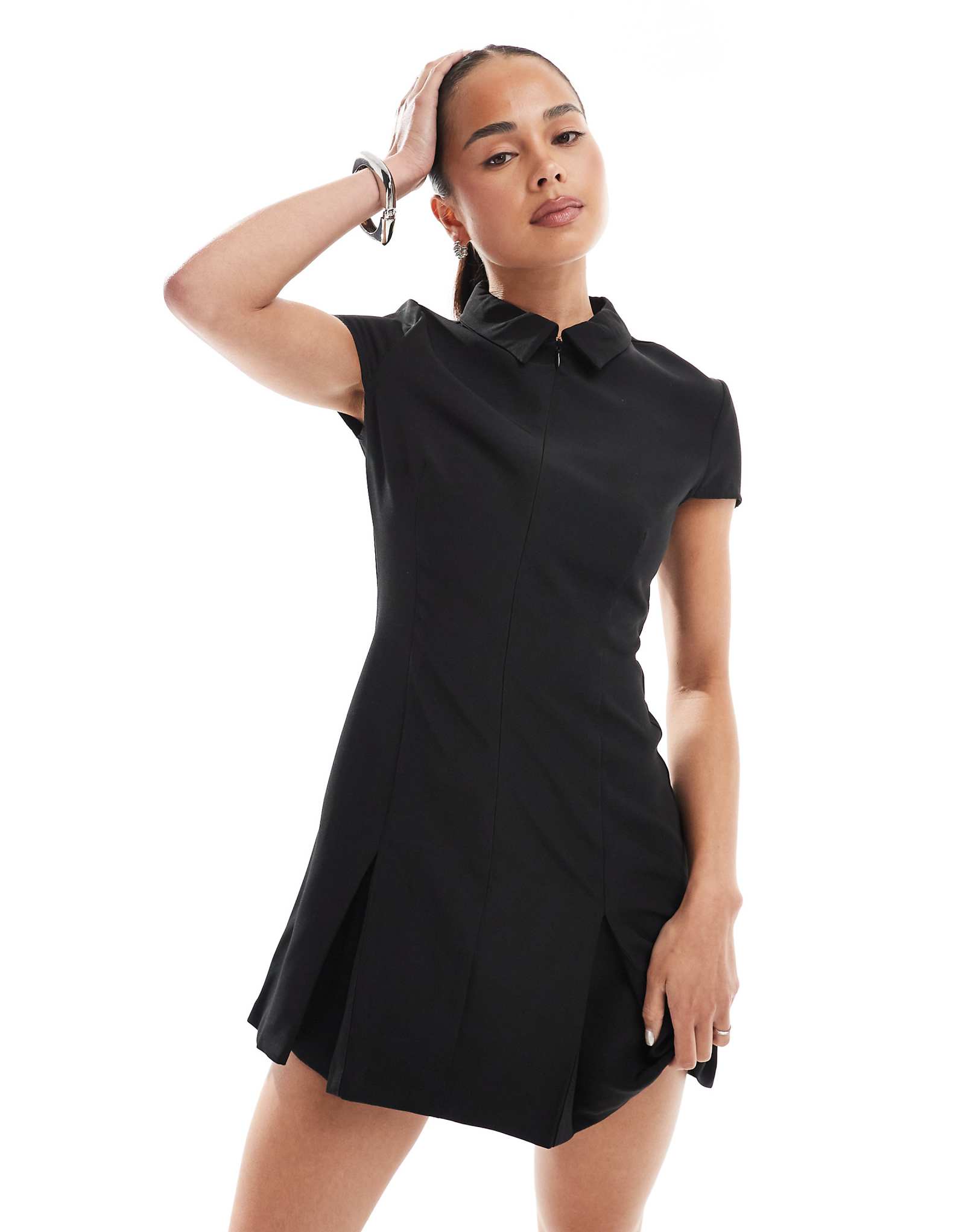 ЕДИНСТВЕННОЕ структурированное теннисное платье черного цвета 10290₽