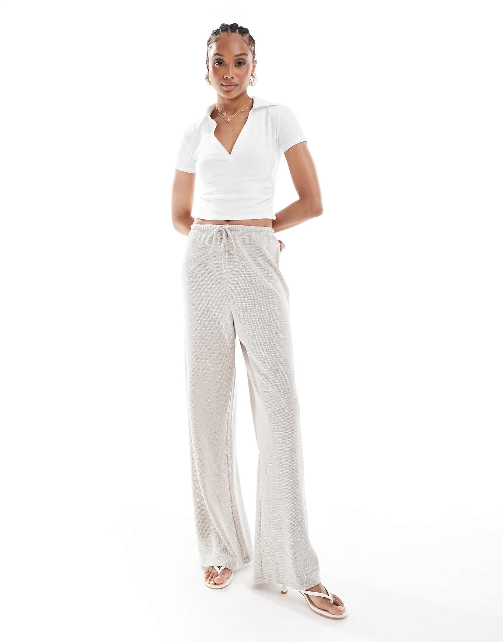 ТОЛЬКО высокие текстурированные брюки с широкими штанинами, сшитые на заказ из камня