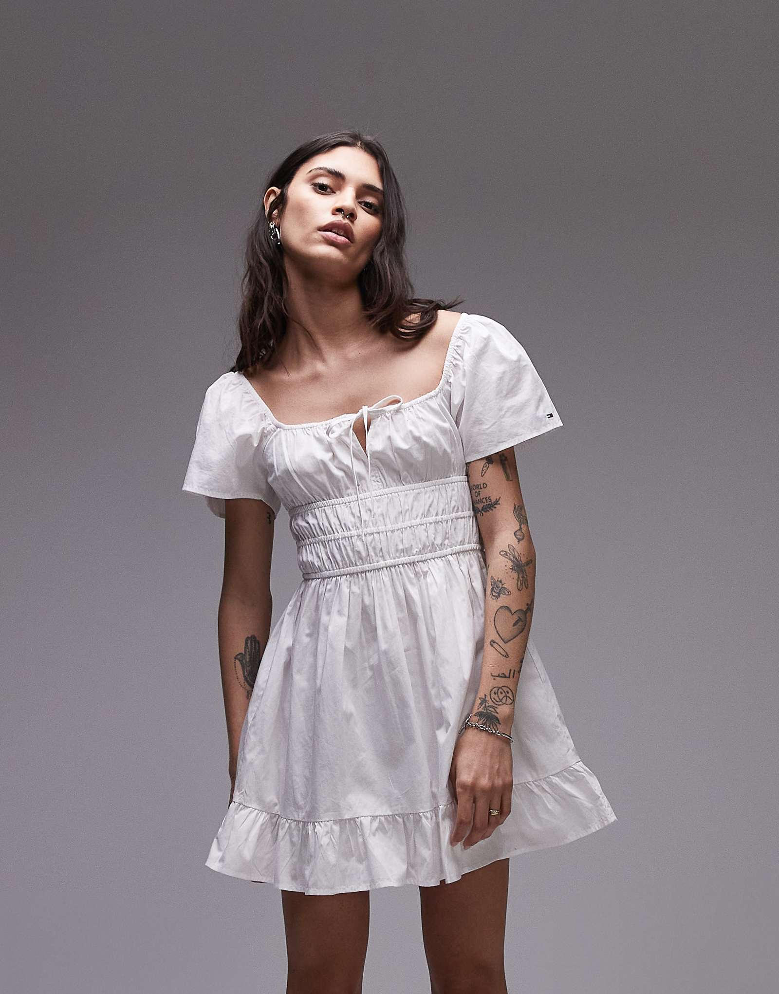 Поплиновое платье миди с рюшами от Tommy Jeans цвета экрю 23890₽