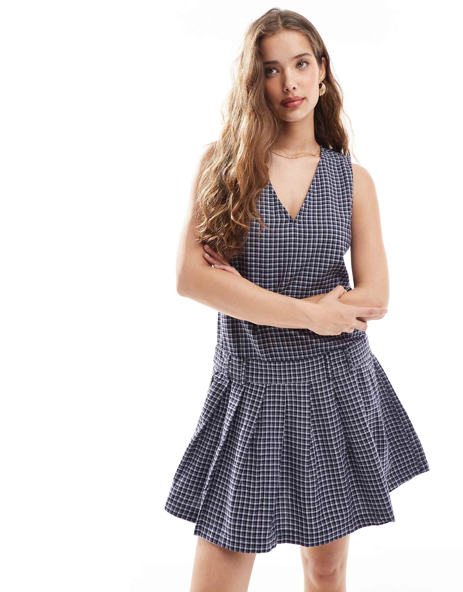 Мини-платье в темно-синюю клетку с единственными складками 6690₽