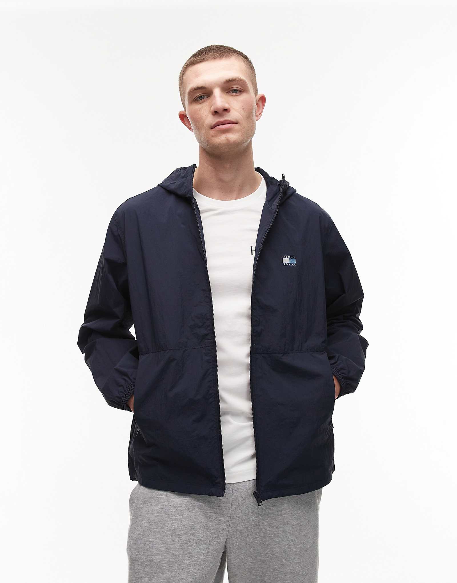 Куртка-ветровка Tommy Jeans chicago темно-синего цвета 29790₽