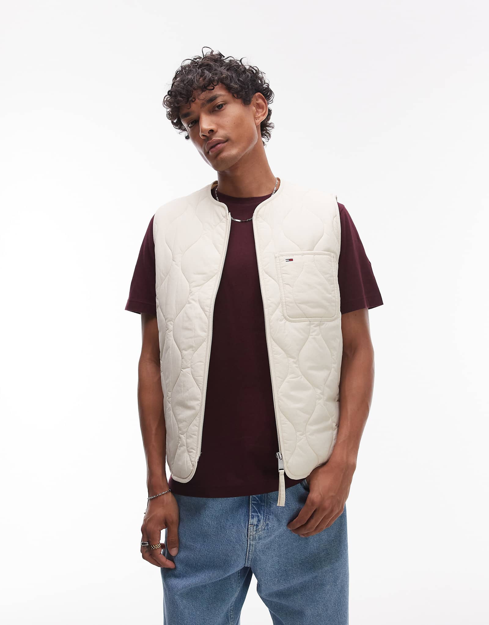 Стеганый жилет Tommy Jeans бежевого цвета 23890₽