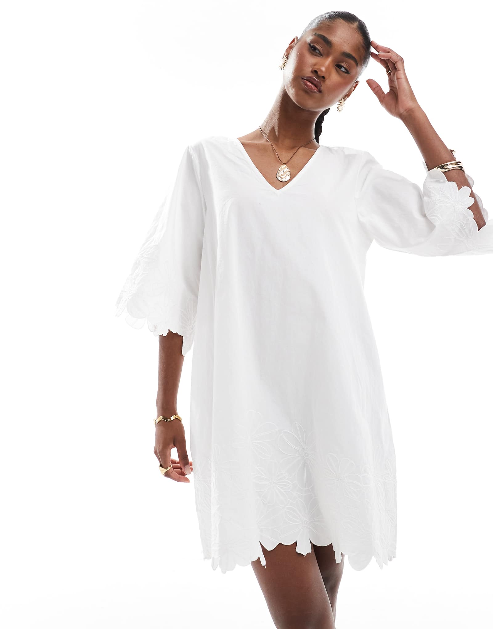 Объект мини-платье с цветочной вышивкой и ришелье белого цвета 8390₽