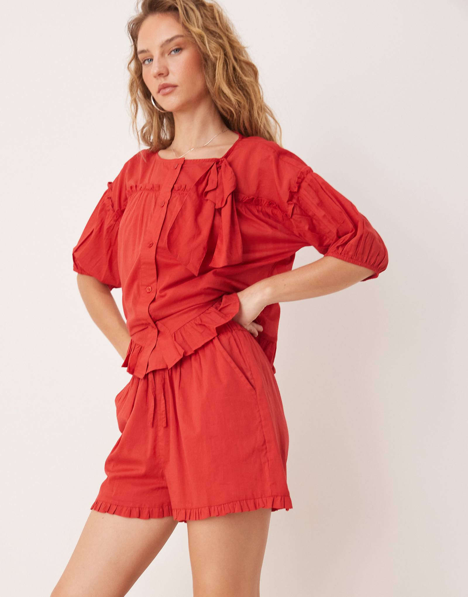 Красные шорты с оборками по краю из неоновых роз 7590₽