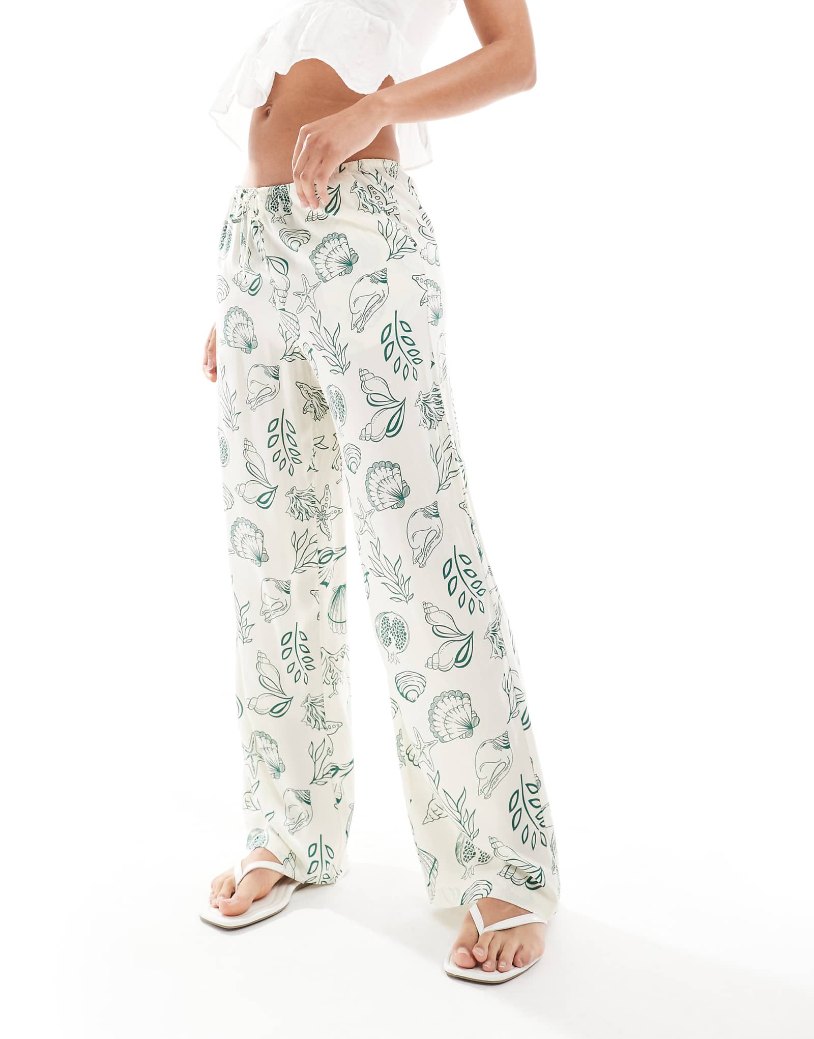 Широкие брюки Vero Moda с легкой завязкой на талии и ярким морским принтом 6690₽