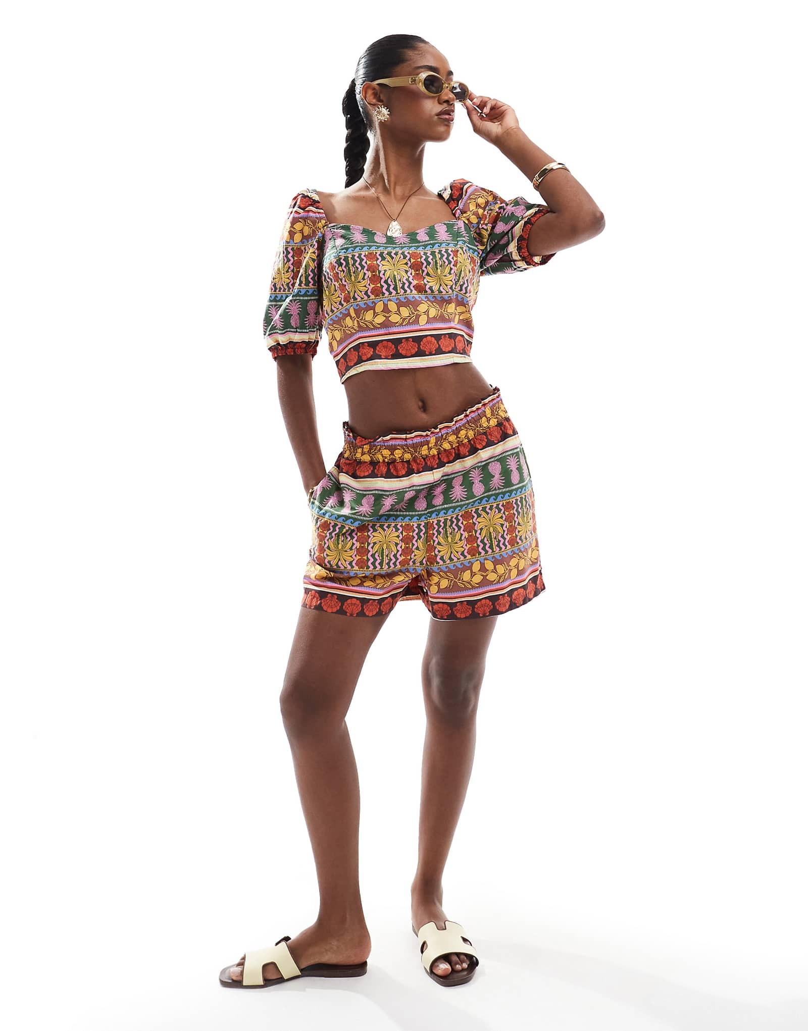 Разноцветные летние шорты с тропическим принтом Vero Moda - часть комплекта 4690₽