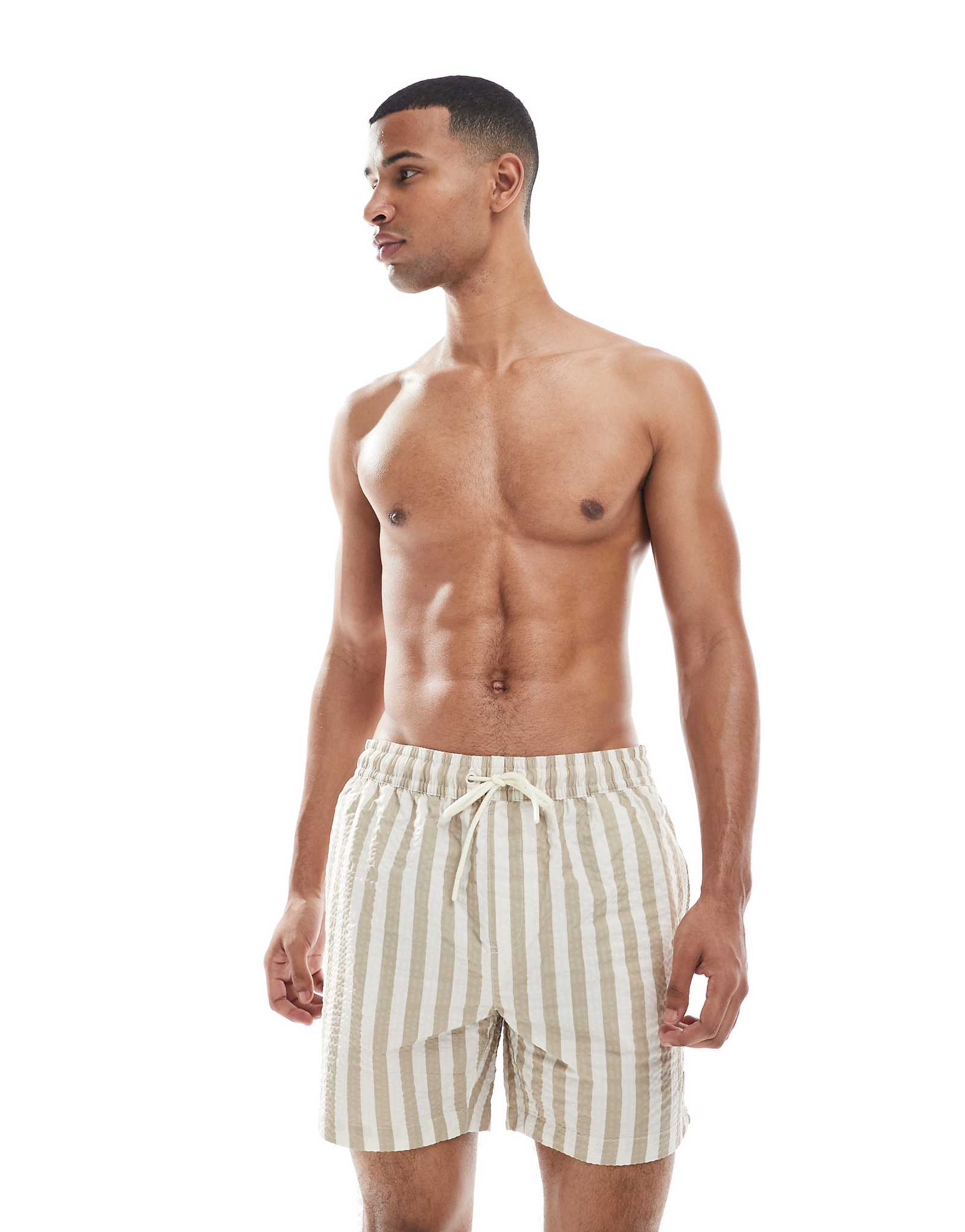 Поношенные плавательные шорты в каменную и белую полоску 5290₽